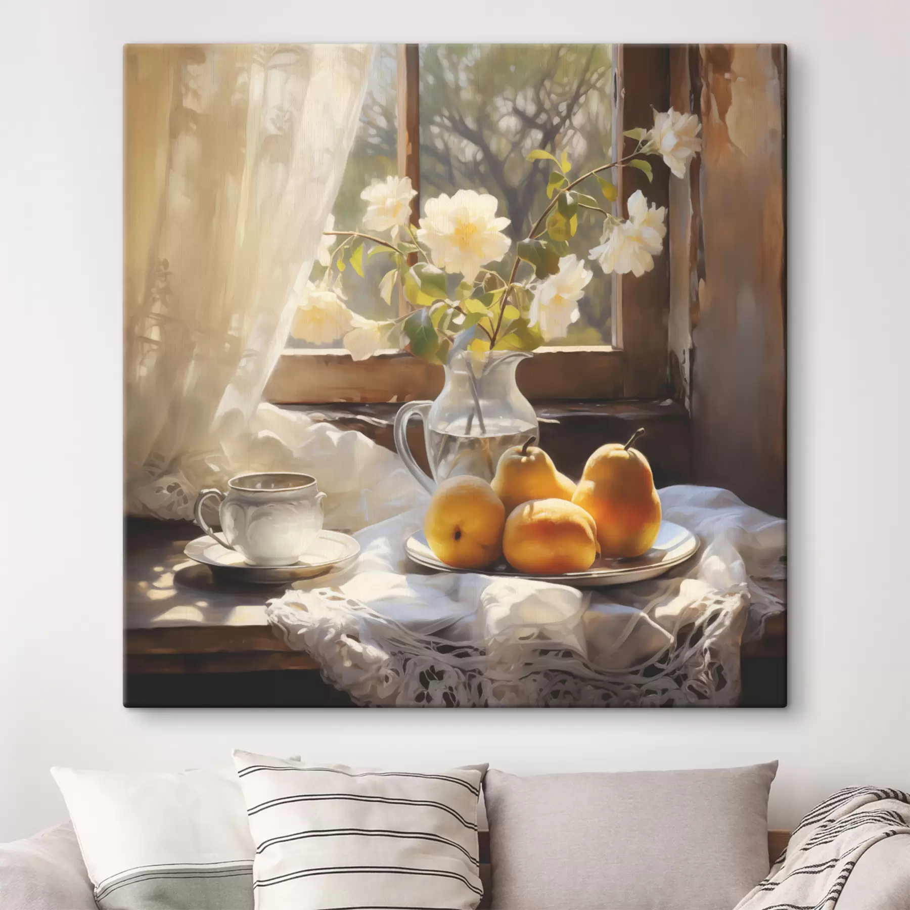 Obraz Rustikální zátiší ze žlutých zralých hrušek na talíři na stole u okna, bílé růže ve skleněném džbánu, bílé krajkové závěsy Č. s39129
