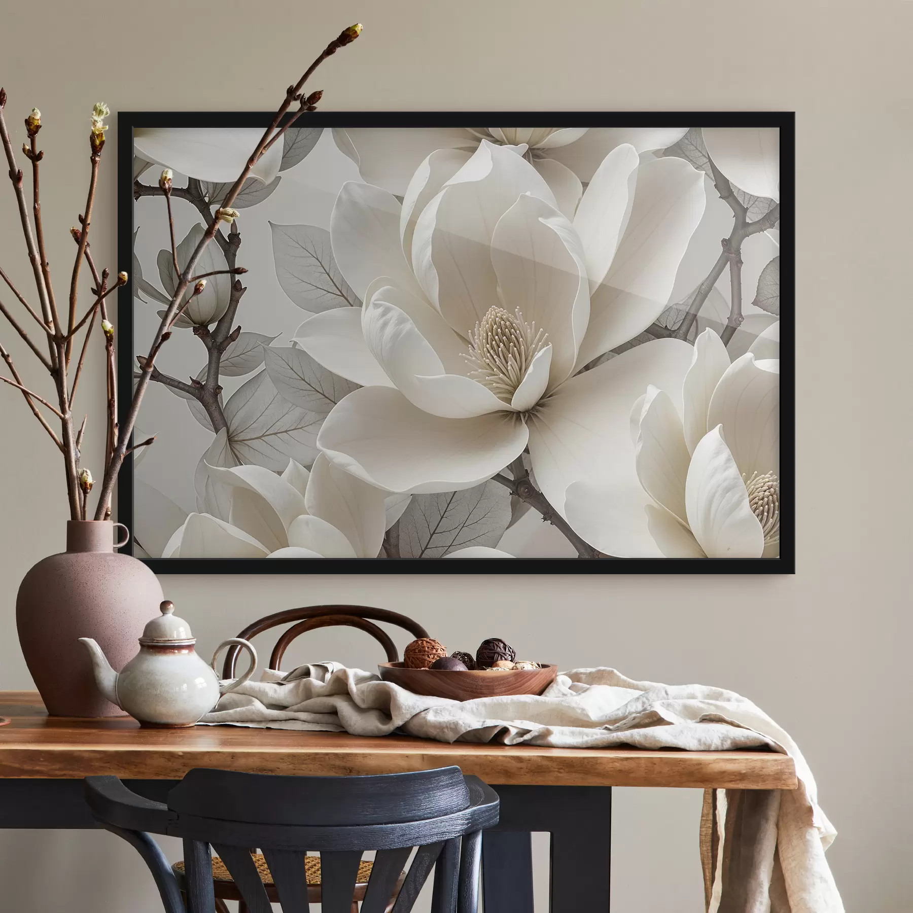 Fototapet Bílý květ magnólie s jemnými okvětními lístky obklopenými zelenými listy na světlém pozadí f39527