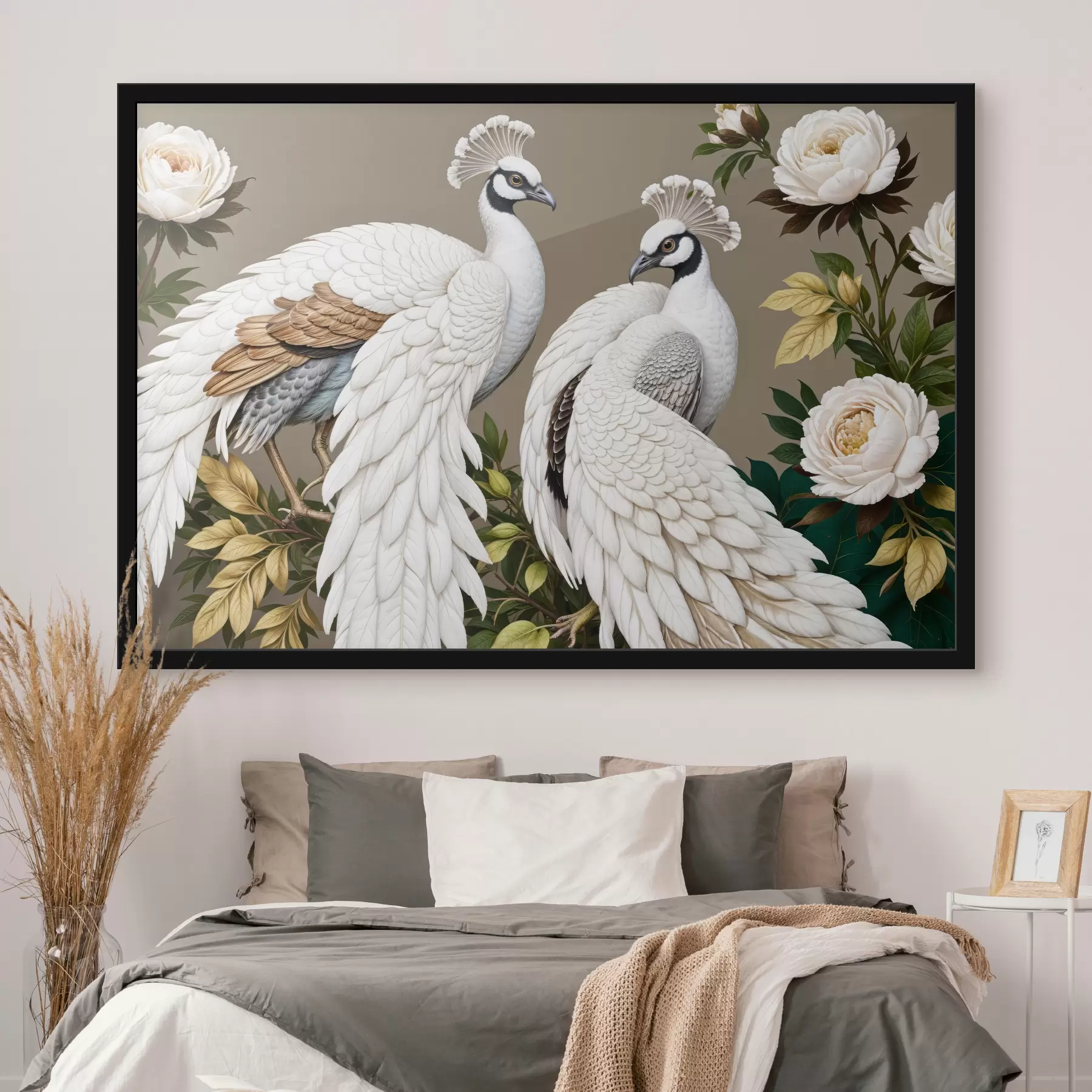 Fototapet Dva bílí pávi se zdobeným peřím posazeným na větvi s květinami f40022