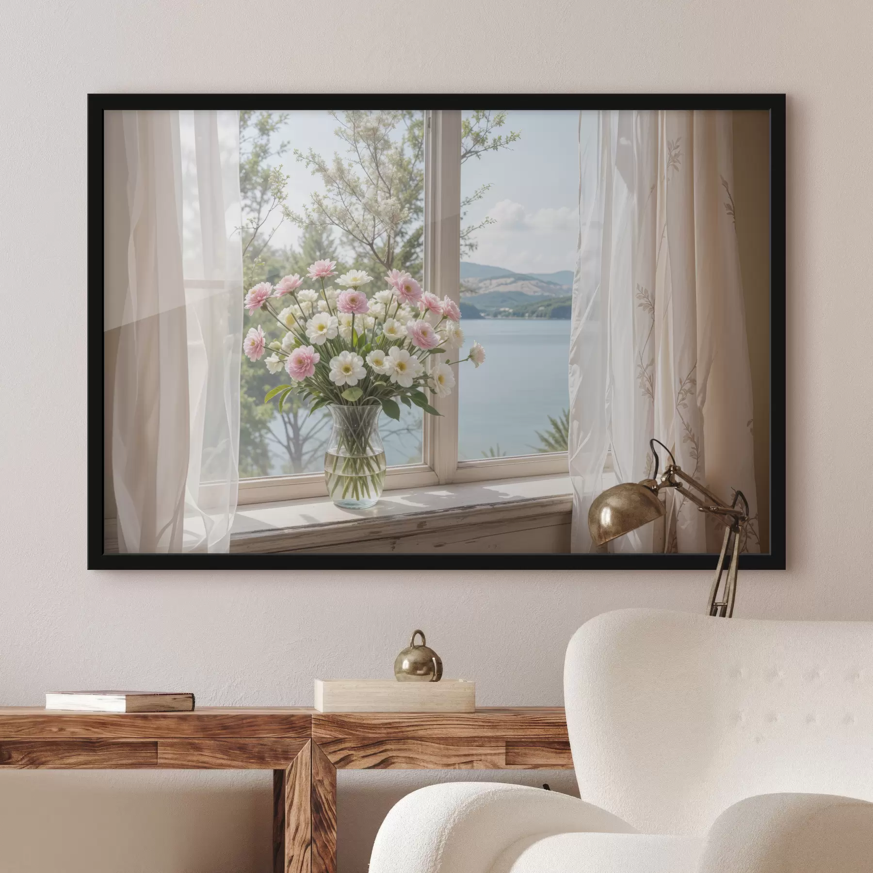 Fototapet Kytice růžových a bílých květin ve skleněné váze umístěné na okenním parapetu s malebným jezerem a horami f40151