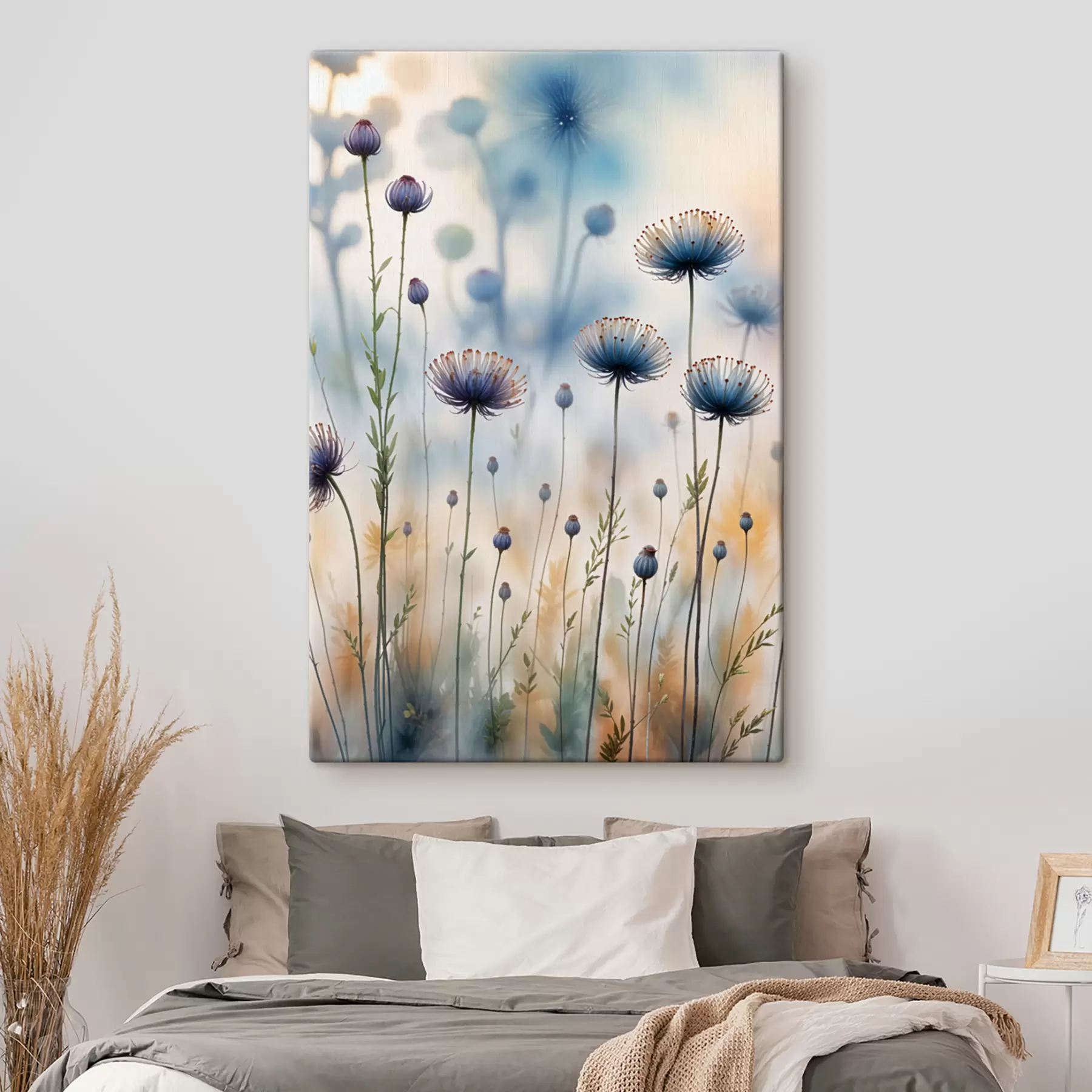 Fototapet Vysoké fialové květy připomínající pampelišku s rozmazaným pozadím, vytvářející klidnou a zasněnou atmosféru s40414