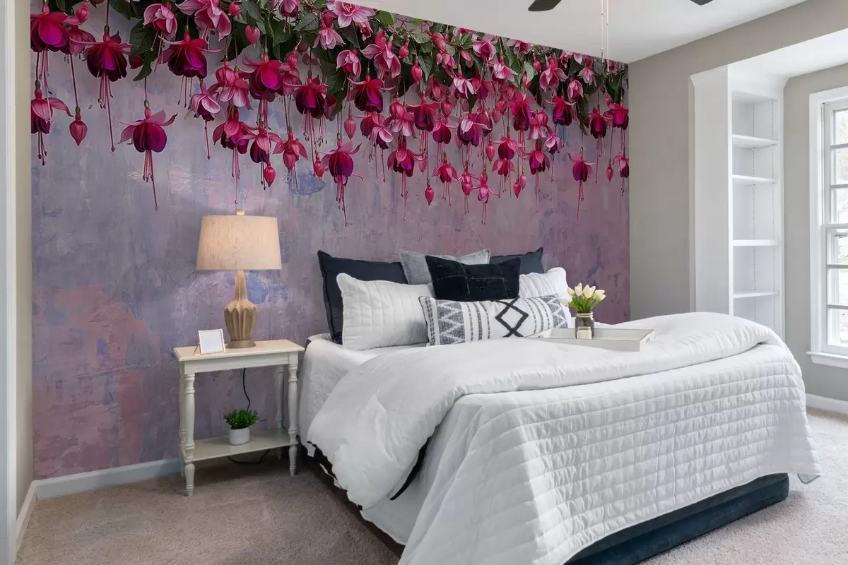 Fototapet Velké fuchsiové květy visící shora na pozadí retro zdi s imitací odřenin w02132