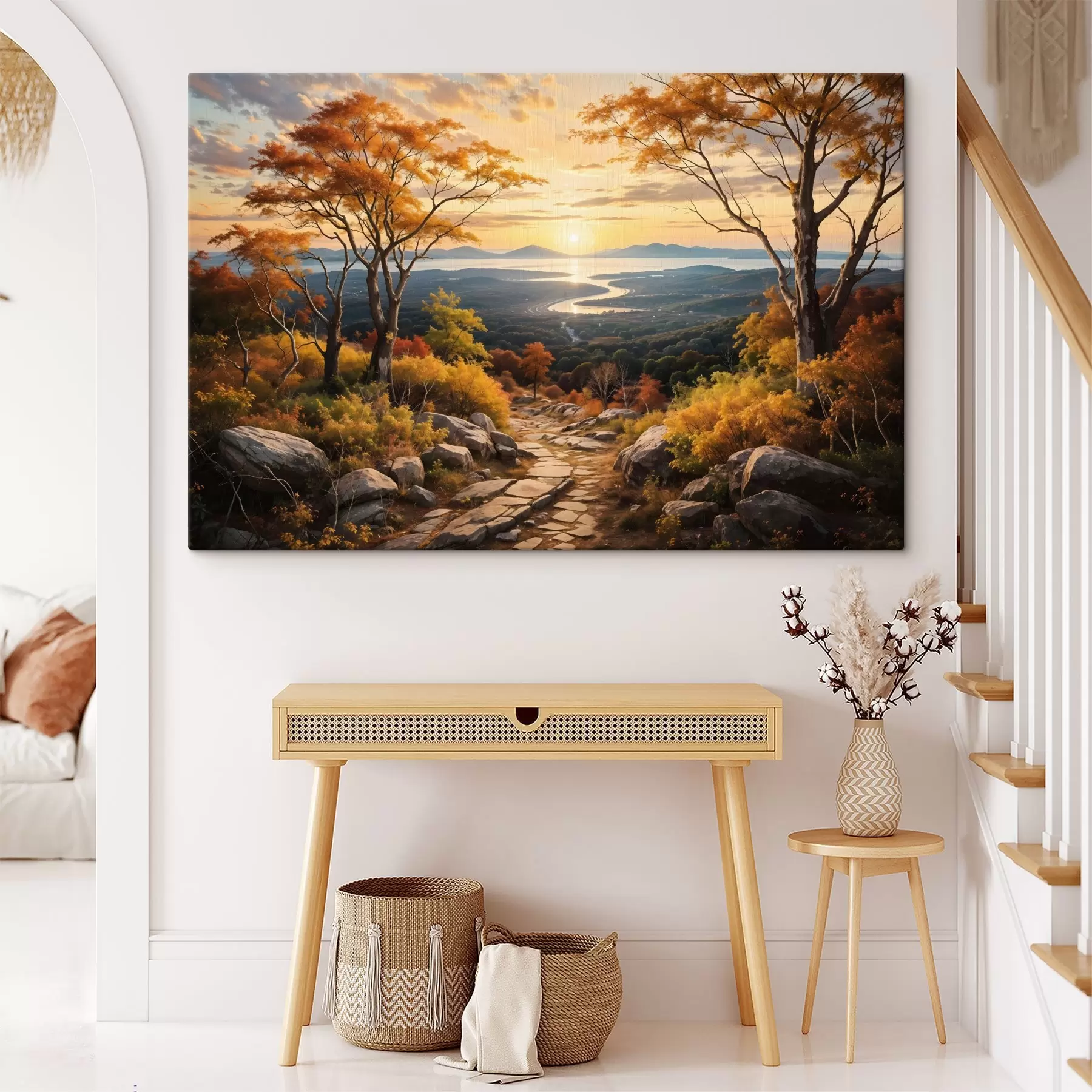 Fototapet Krajina s klikatou polní cestou vedoucí lesem podzimně zbarvených stromů a oblohou při západu slunce s41732