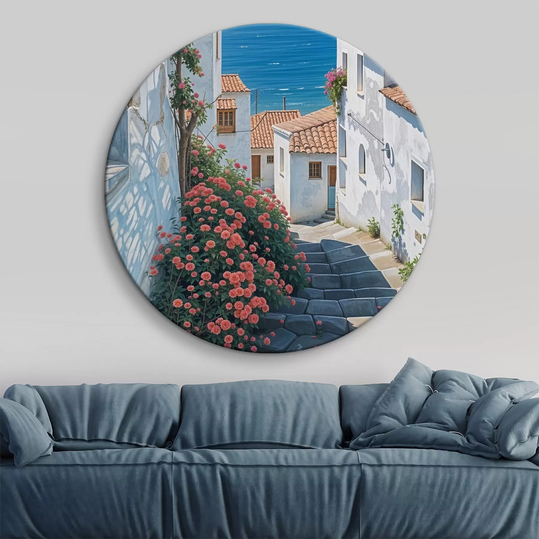 Obraz Úzká ulička v pobřežním městě s bílými budovami, červenými taškami a zářivými růžovými květy Č. r39532