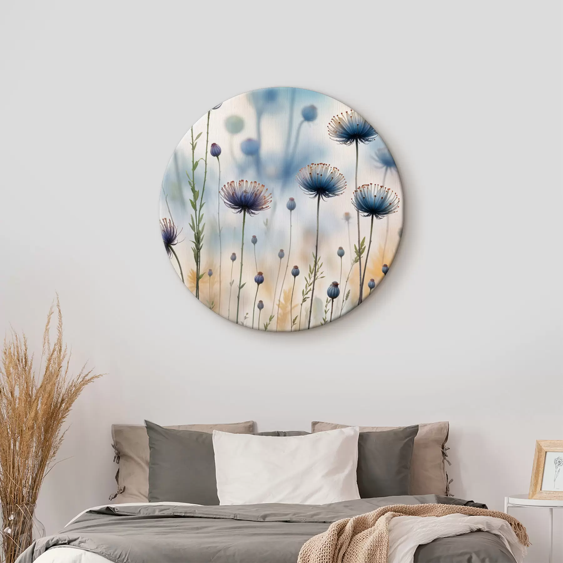 Obraz Vysoké fialové květy připomínající pampelišku s rozmazaným pozadím, vytvářející klidnou a zasněnou atmosféru Č. r40414