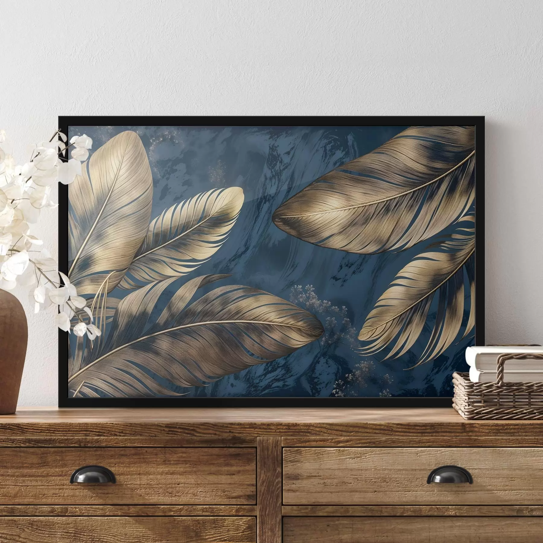 Obraz Žlutá a béžová abstraktní dekorativní peříčka plovoucí na tmavě modrém texturovaném pozadí Č. f42218