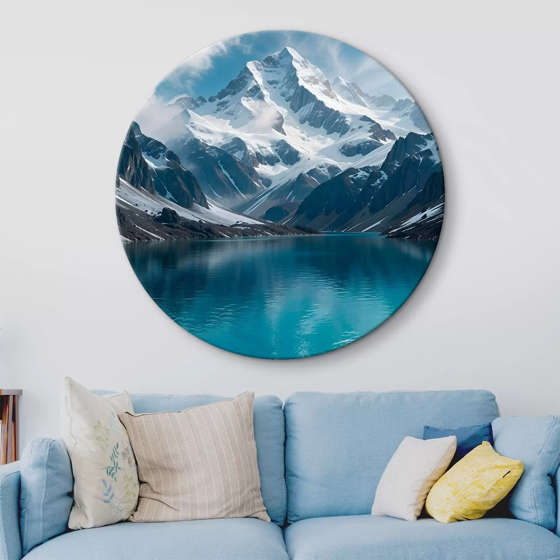 Obraz Zasněžený vrchol hory odrážející se v klidném tyrkysovém jezeře, obklopený skalnatým terénem a dramatickými mraky Č. r42232