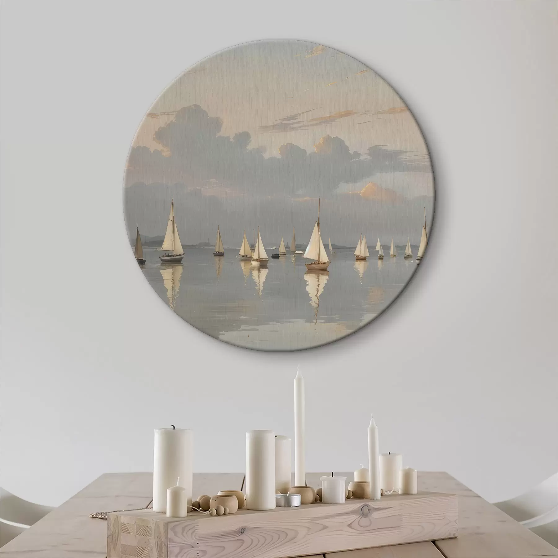 Obraz Flotila bílých plachetnic na klidné vodní ploše, v níž se zrcadlí západ slunce, se zataženou oblohou v pozadí Č. r40615