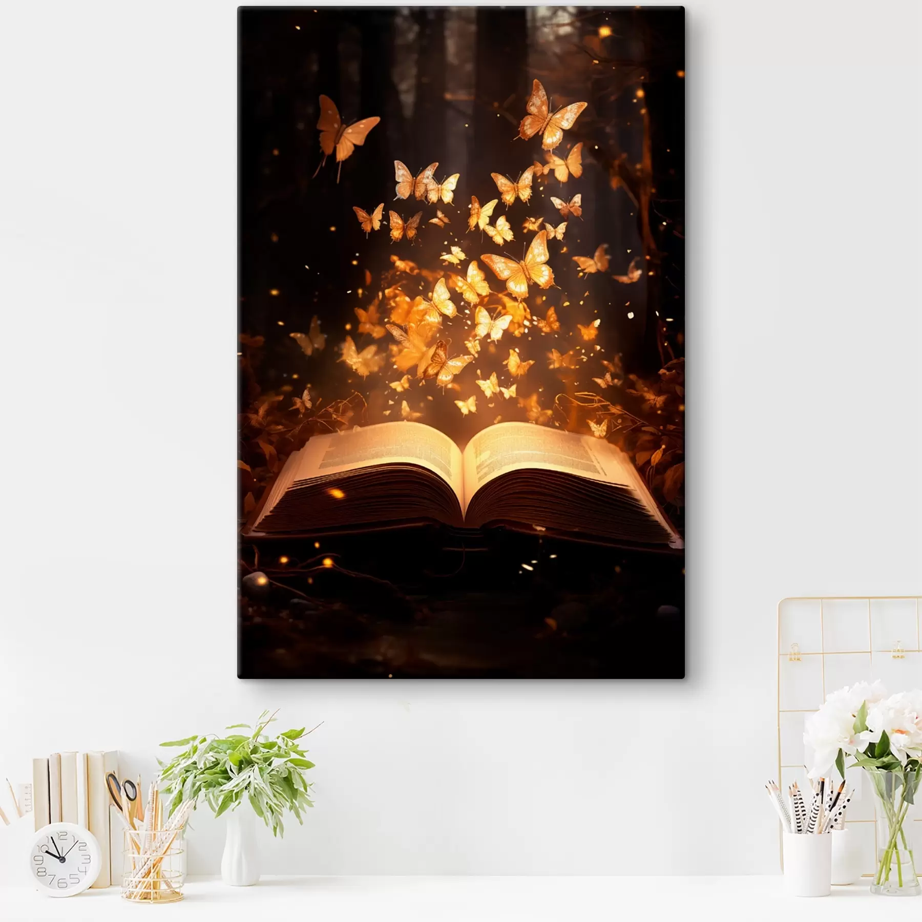 Fototapet Otevřená kniha, z níž vylézají světélkující motýli, zářící v paprscích světla v temném, kouzelném lese. s42573