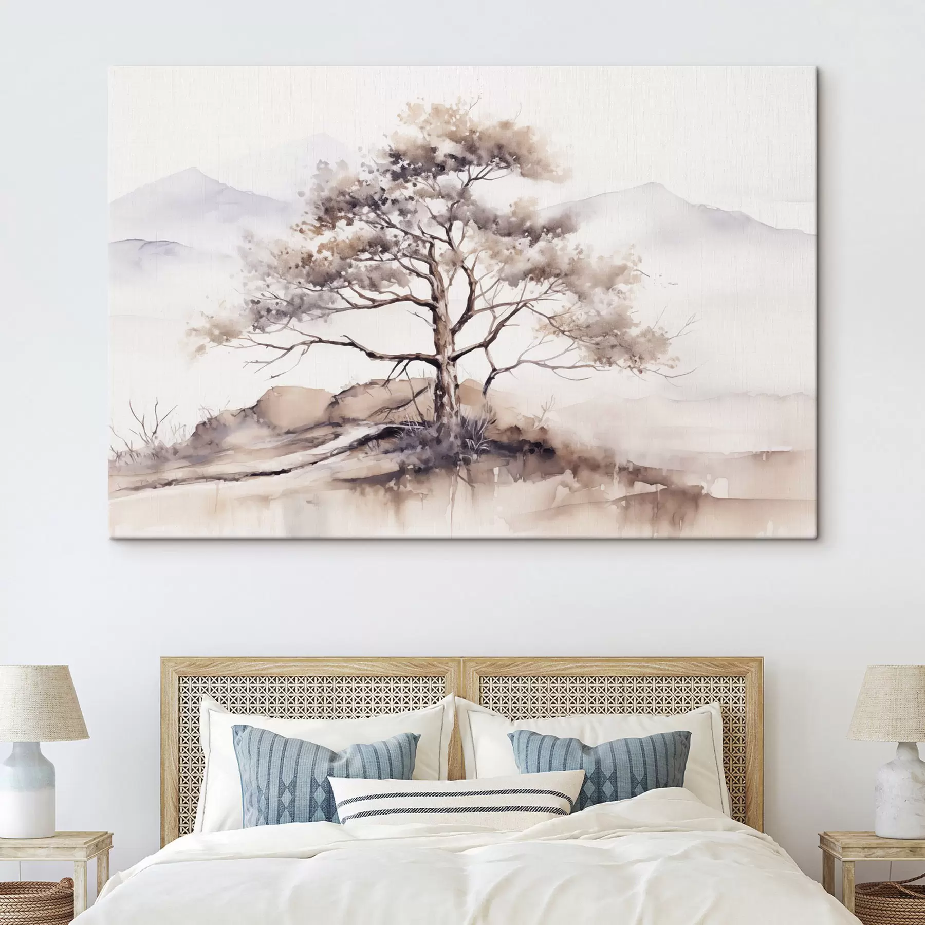 Fototapet Osamělý strom s pokrouceným kmenem a řídkými větvemi na jemném, tlumeném pozadí hor  s42715