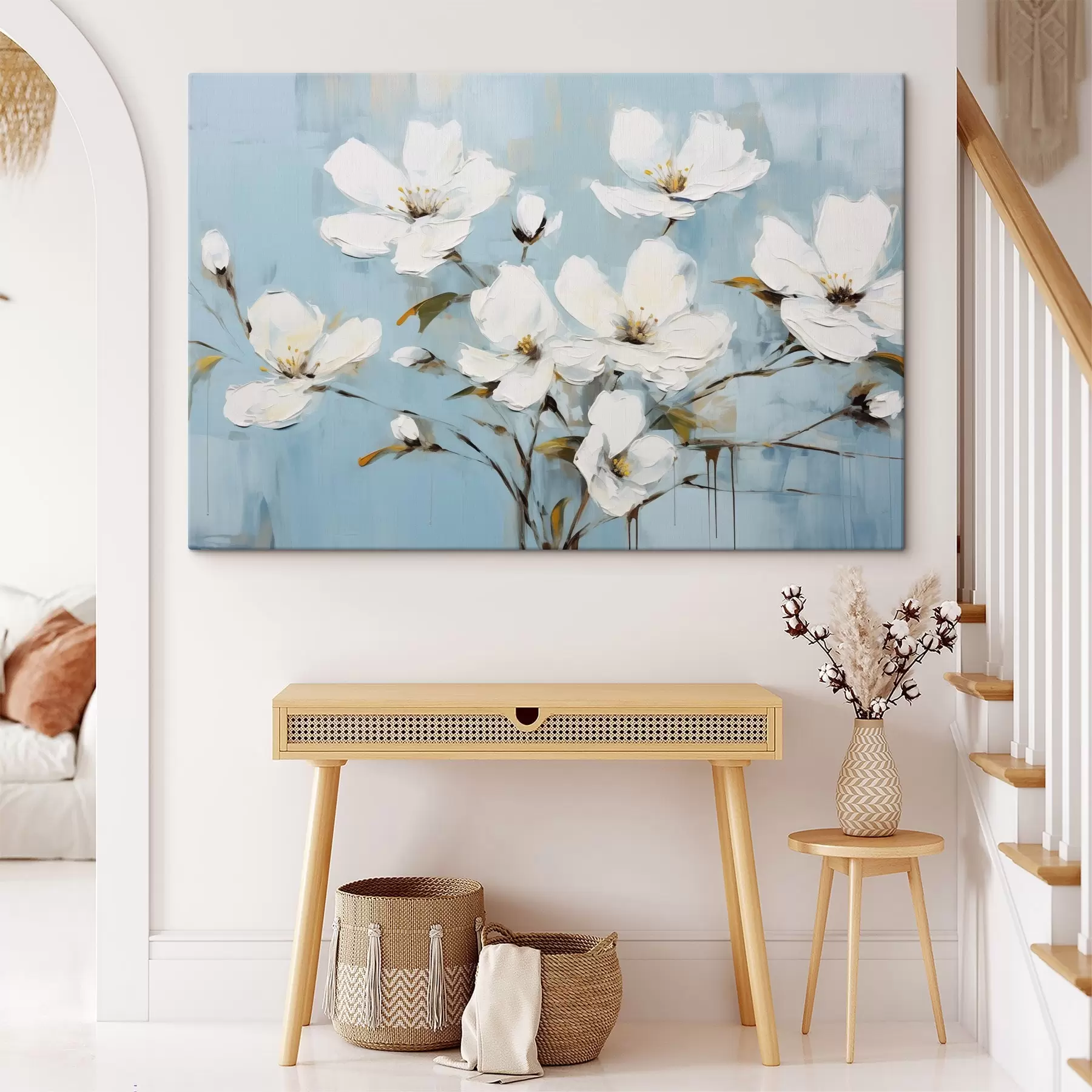 Obraz Bílé květy s jemnými okvětními lístky a zelenými listy na světle modrém pozadí imitace olejomalby Č. s42719