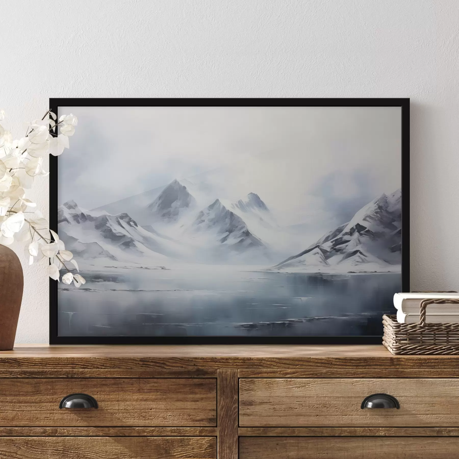 Fototapet Zasněžená horská krajina s jezerem v popředí, vrcholky jsou pokryté sněhem a obloha je zatažená f43174