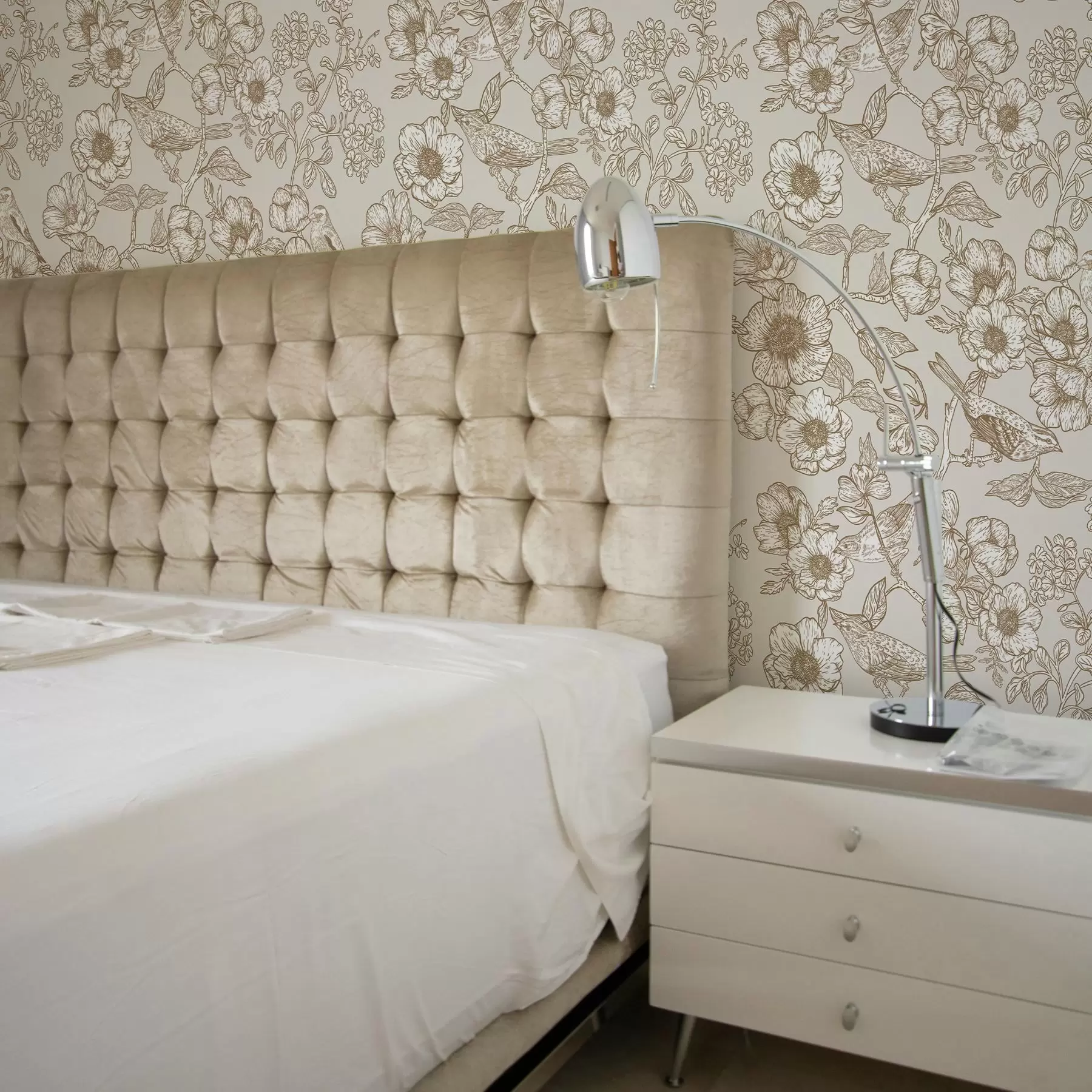 Fototapet Malovaní ptáci na větvích a květinách a00017