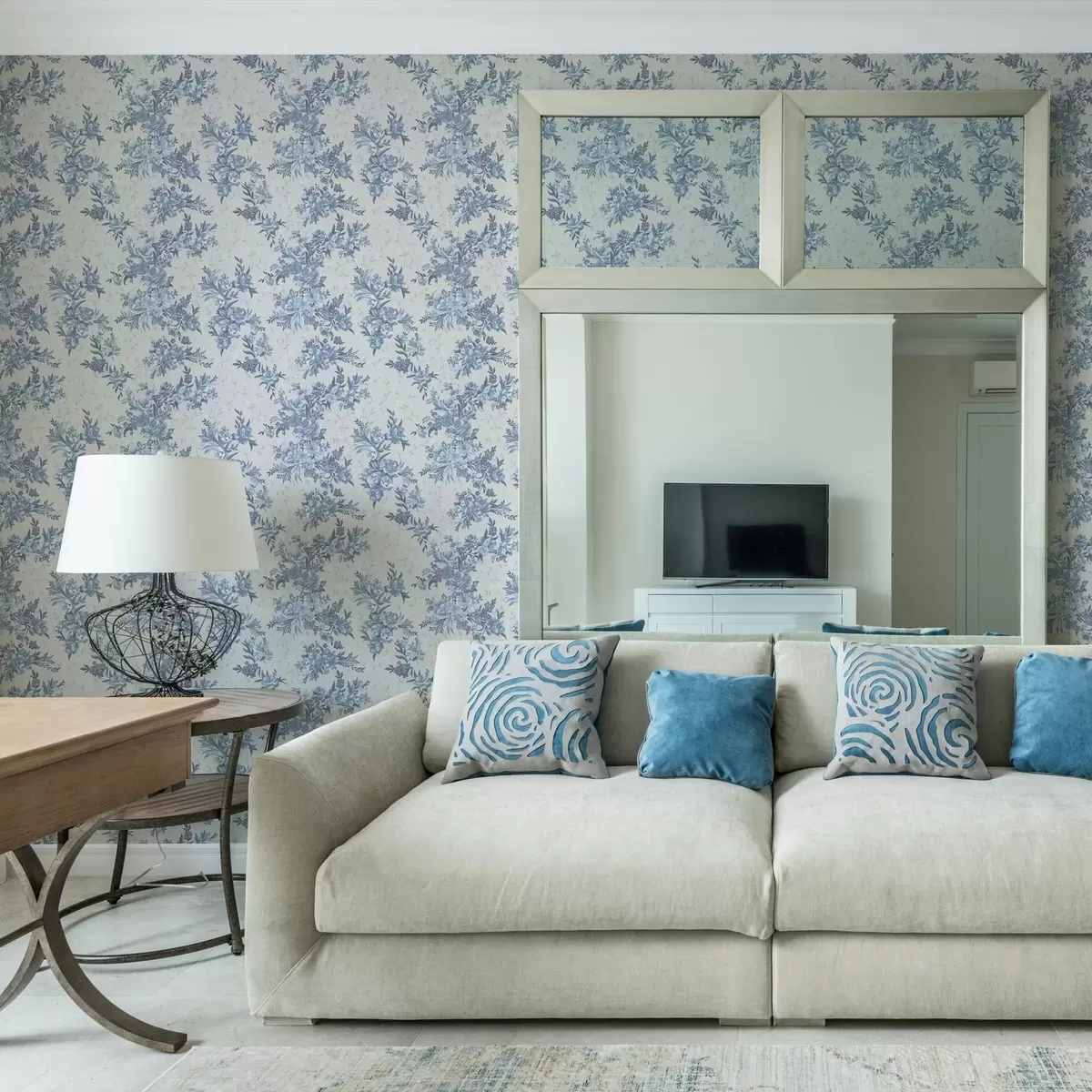 Tapety Jemné květy a listy v modrých a modrých barvách na světlém pozadí a00027