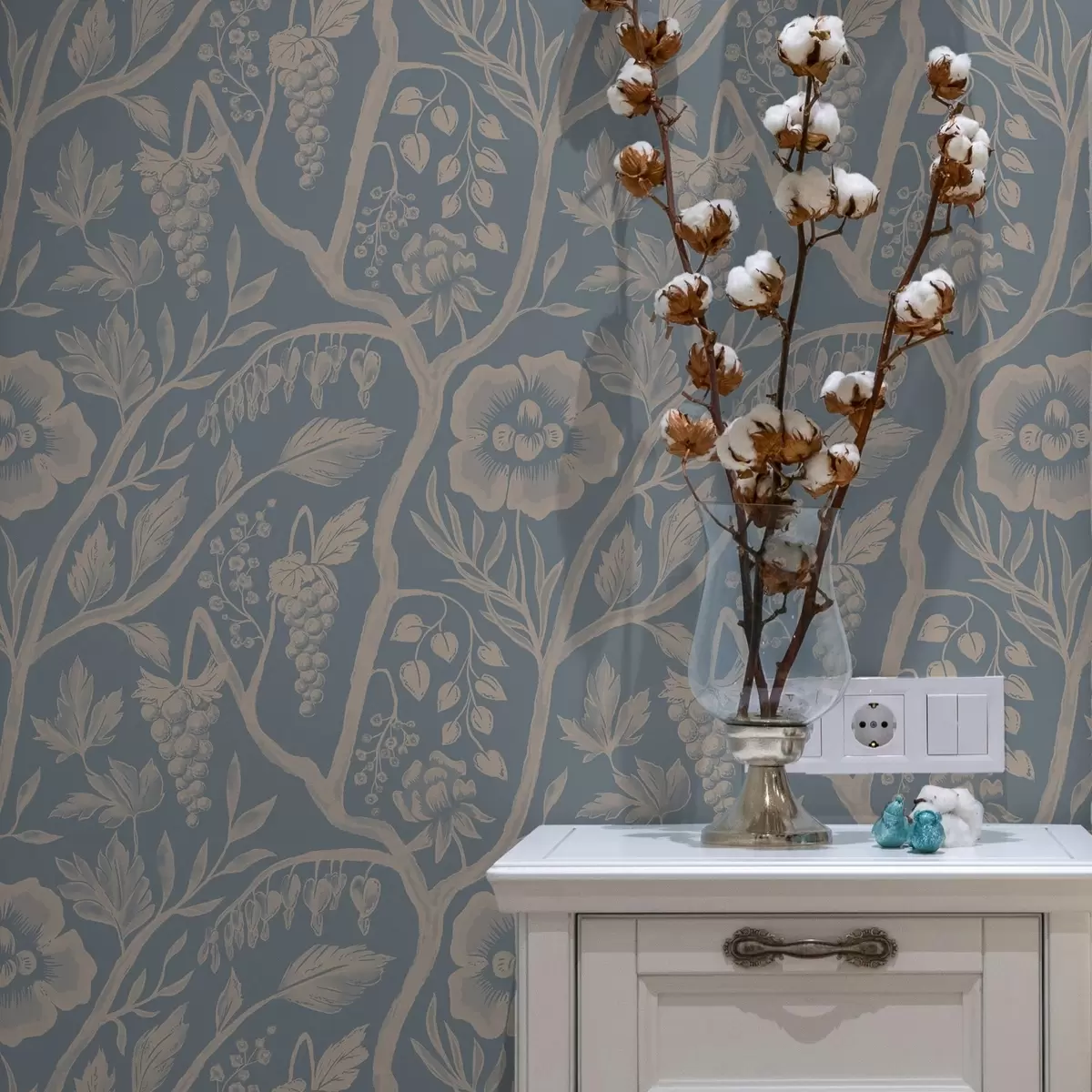 Tapety Bílé květy, stonky a hrozny na modrém pozadí a00044