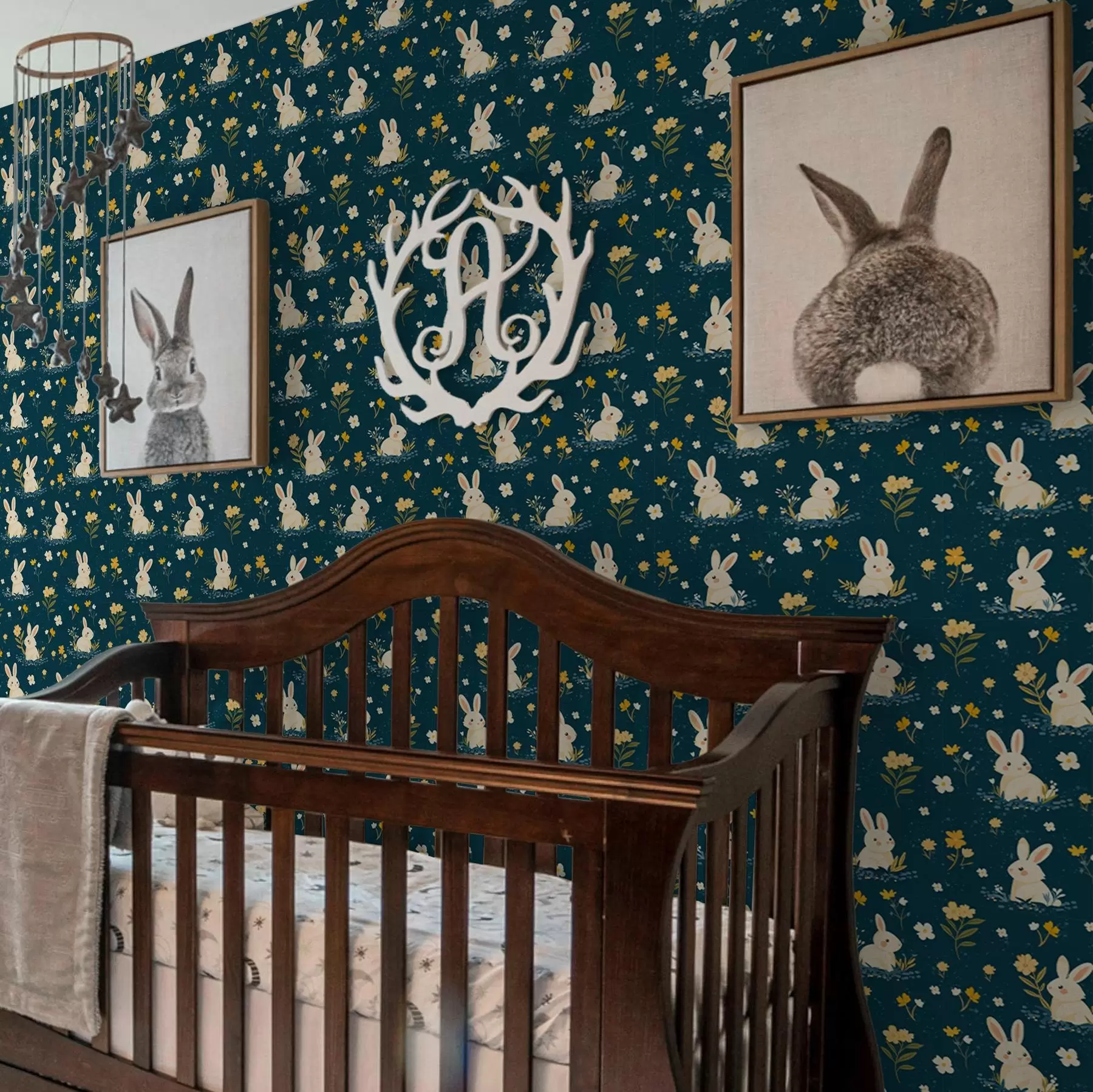 Fototapet Králíci v trávě a květinách na tmavém pozadí a00080