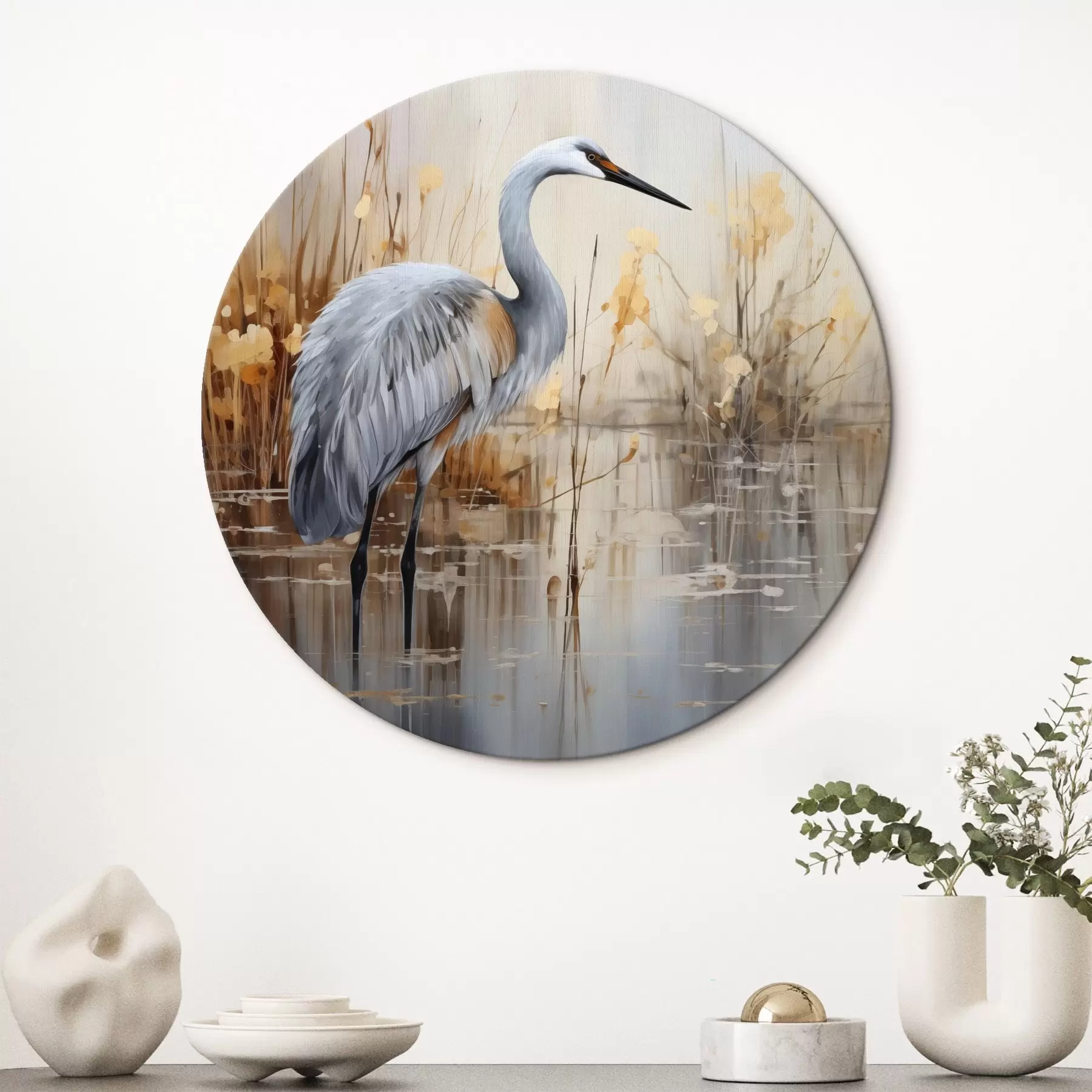 Obraz Šedá volavka stojící v rybníce , obklopená vysokými, tenkými rostlinami, pozadí je jemná směs béžové a bílé barvy Č. r43398