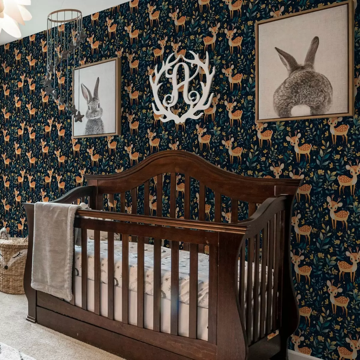 Tapety Plaváček v tmavém lese se žlutými listy a00124