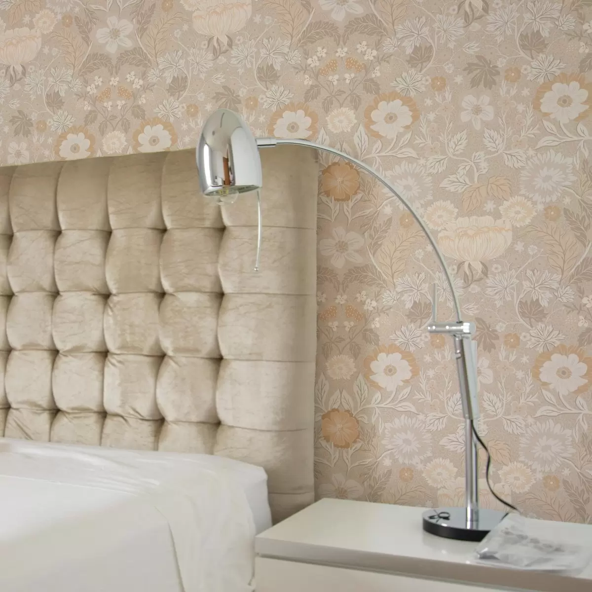 Tapety Béžový květinový potisk v pastelové paletě a00145