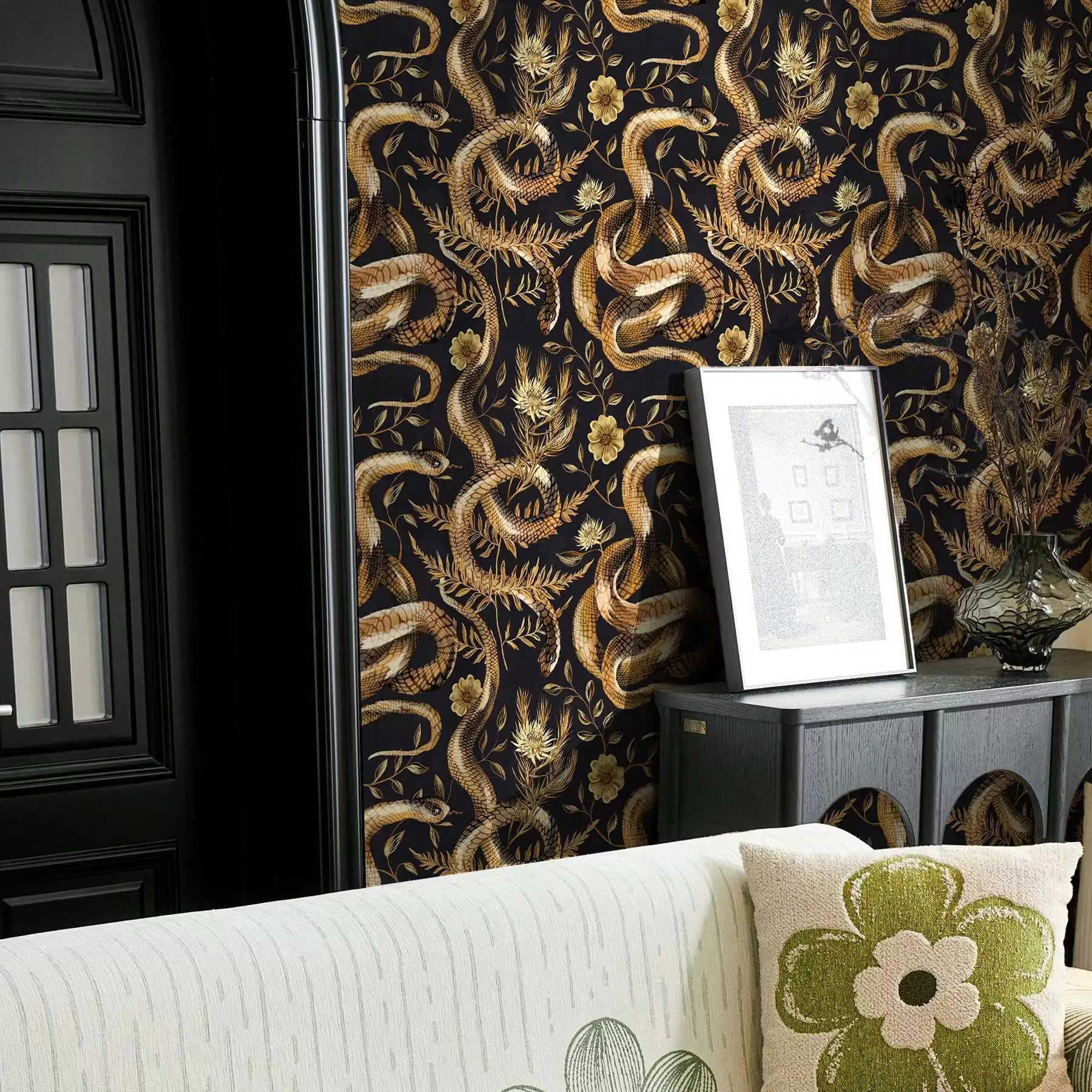 Fototapet Hadi a květiny na tmavém pozadí a00158