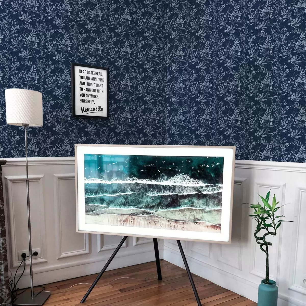 Tapety Světlý botanický potisk na tmavém pozadí a00166