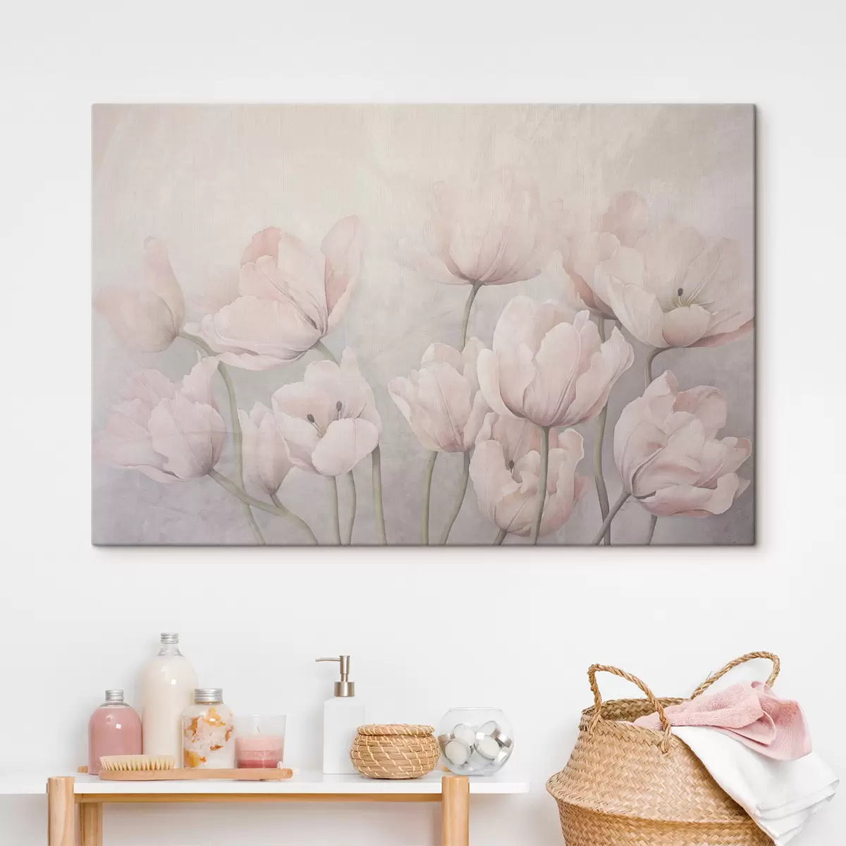 Obraz Vintage texturované růžové tulipány s dlouhými stonky, jemné tlumené barvy, světle šedé pozadí Č. s44407