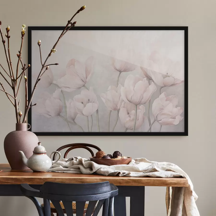 Fototapet Vintage texturované růžové tulipány s dlouhými stonky, jemné tlumené barvy, světle šedé pozadí f44407