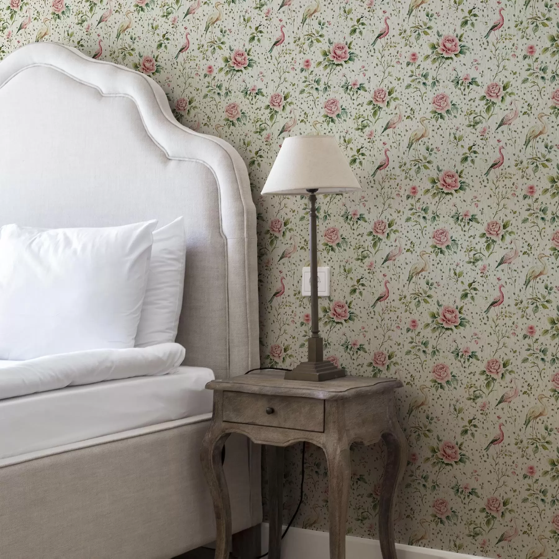 Fototapet Pastelově růžové růže a ptáci v ošuntělém elegantním stylu a00201