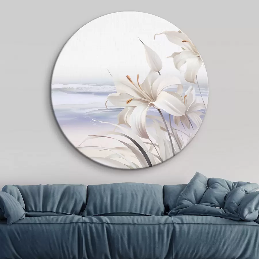 Obraz Bílé lilie s oranžovými pestíky a dlouhými listy na pláži s jemnými vlnami v pozadí, pastelové barvy Č. r44850