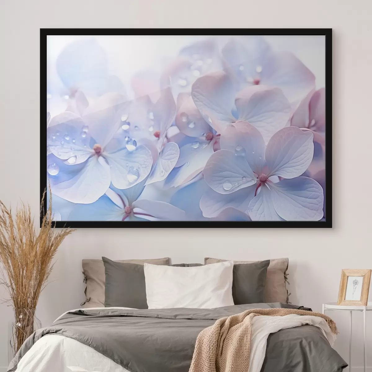 Poster Květy hortenzie s kapkami vody na jemných okvětních lístcích, jemné pastelové barvy, světle modré a růžové odstíny f44929