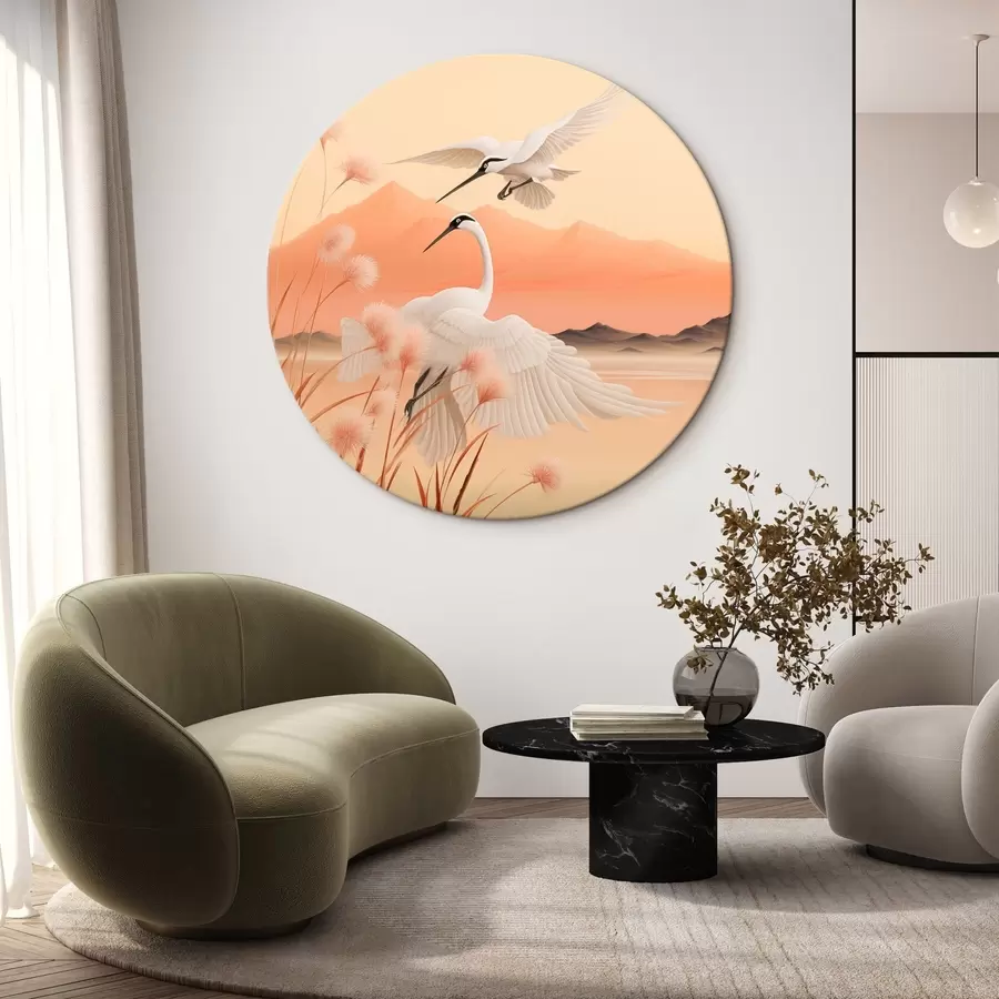 Obraz Bílí jeřábi s růžovým rákosím v popředí, hory a jezero v pozadí, měkké oranžové světlo Č. r44925