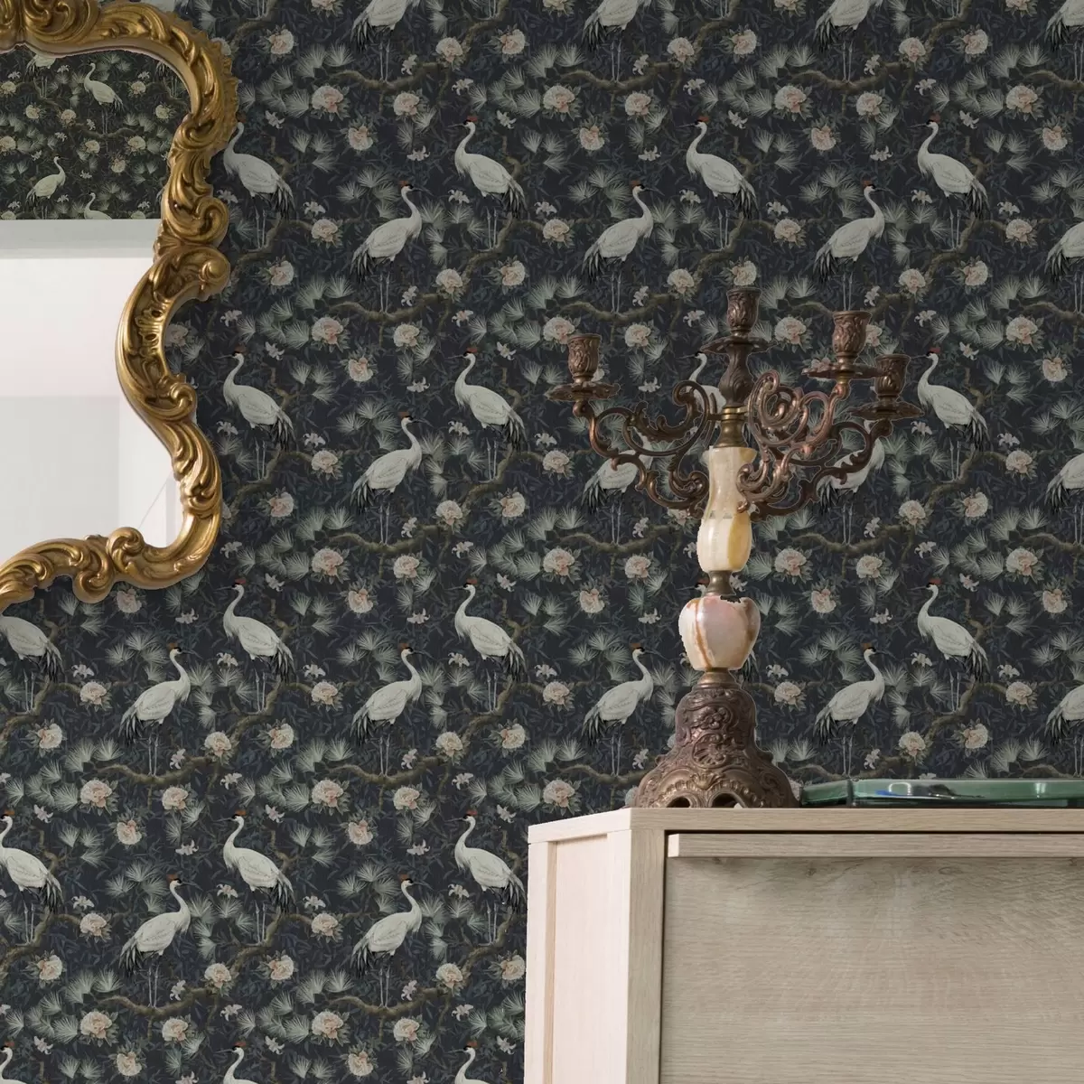 Tapety Jeřábi mezi borovicemi a pivoňkami na tmavém pozadí a00241