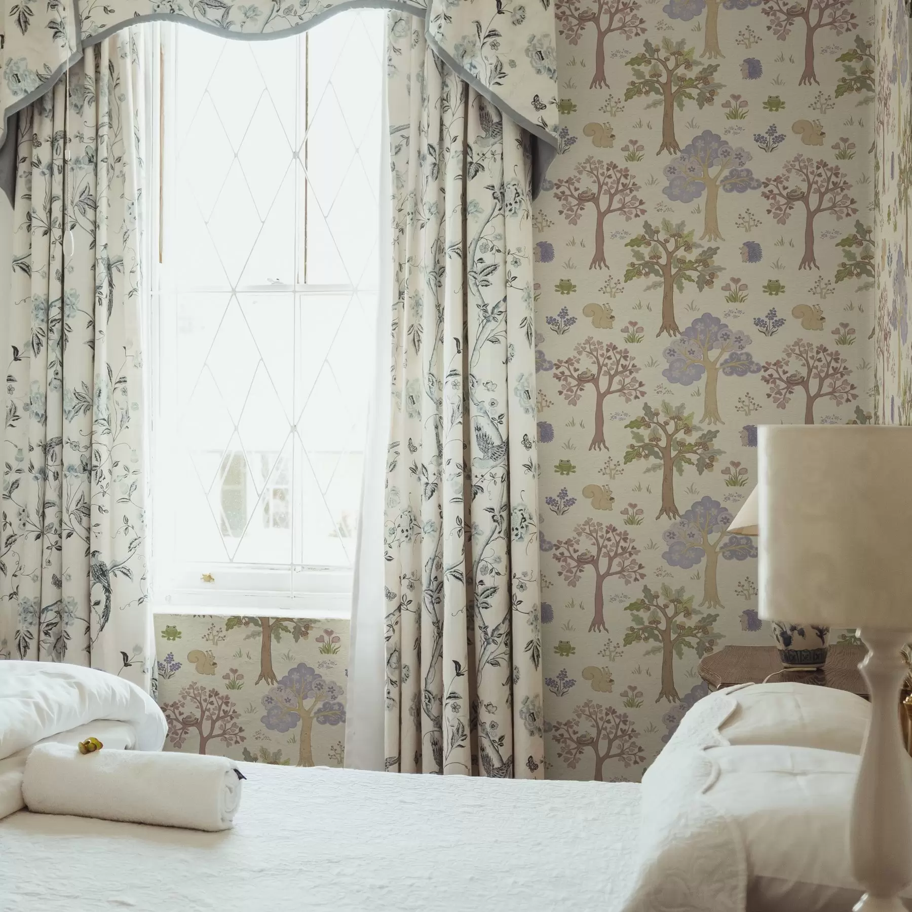 Fototapet Pohádkový les se zvířátky v dětském stylu a00264