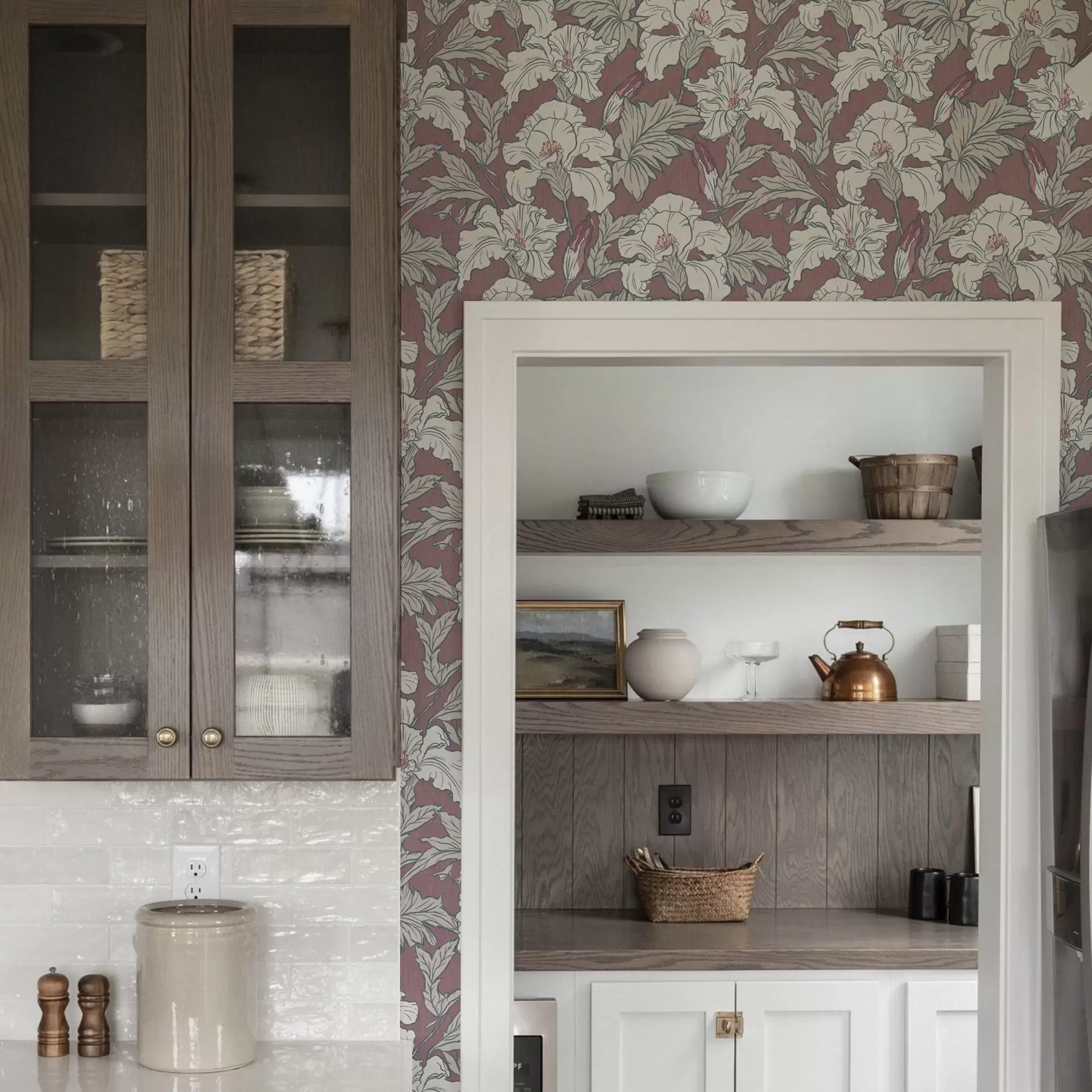 Fototapet Bílý ibišek na růžovém pozadí s červenými poupaty a00272