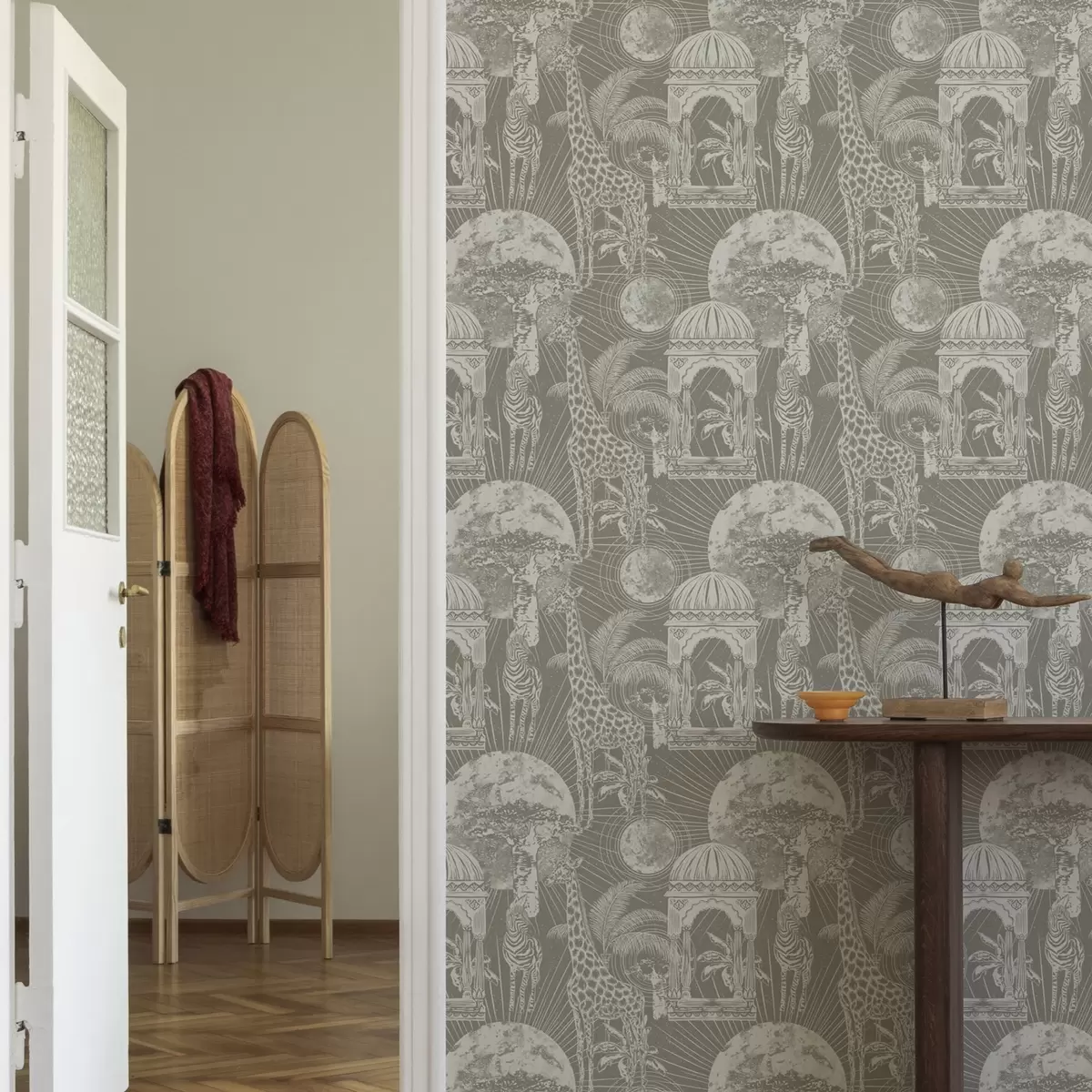 Tapety Žirafa a zebra na pozadí architektury a tropických stromů a00276