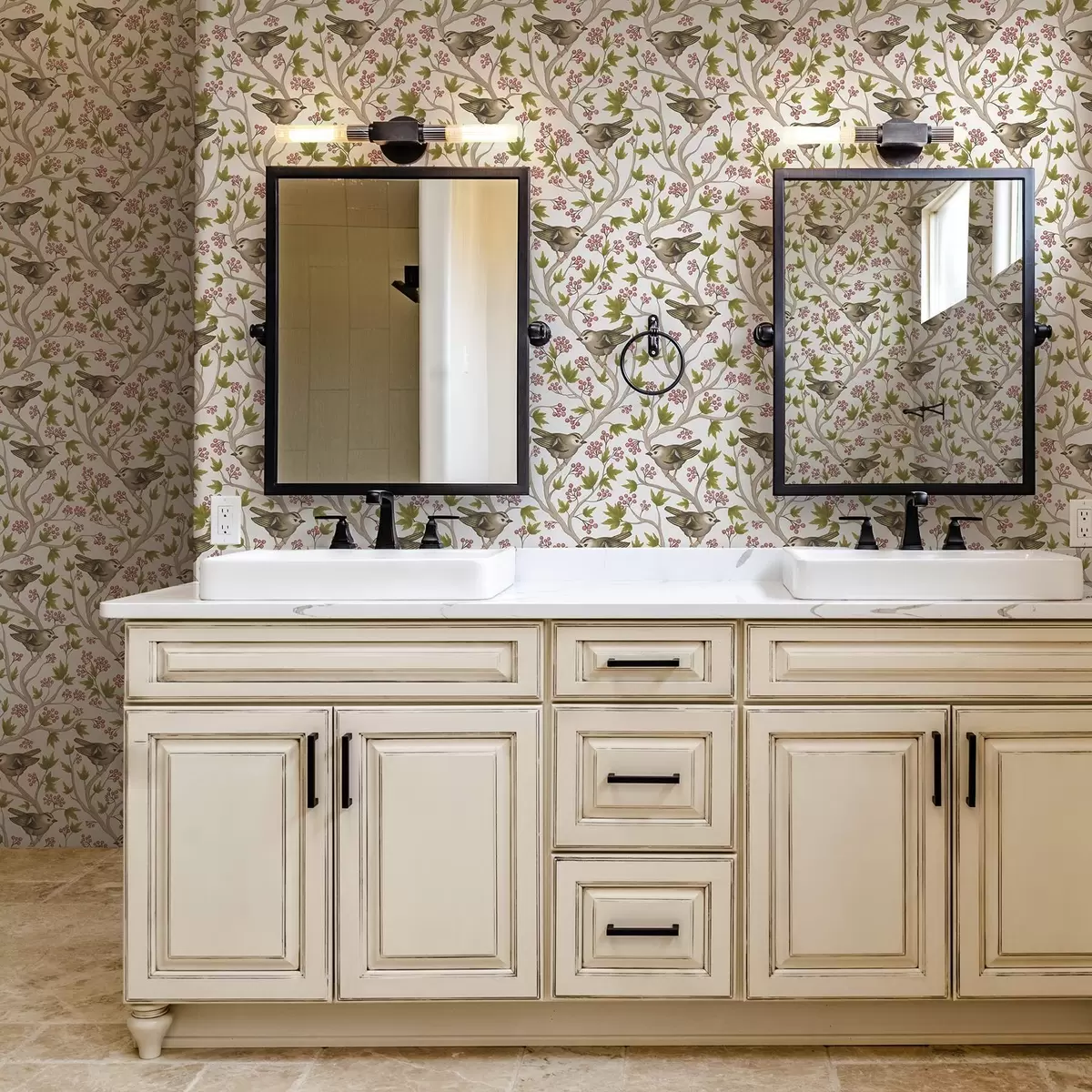 Tapety Ptáci na větvích s listy a bobulemi na bílém pozadí a00283