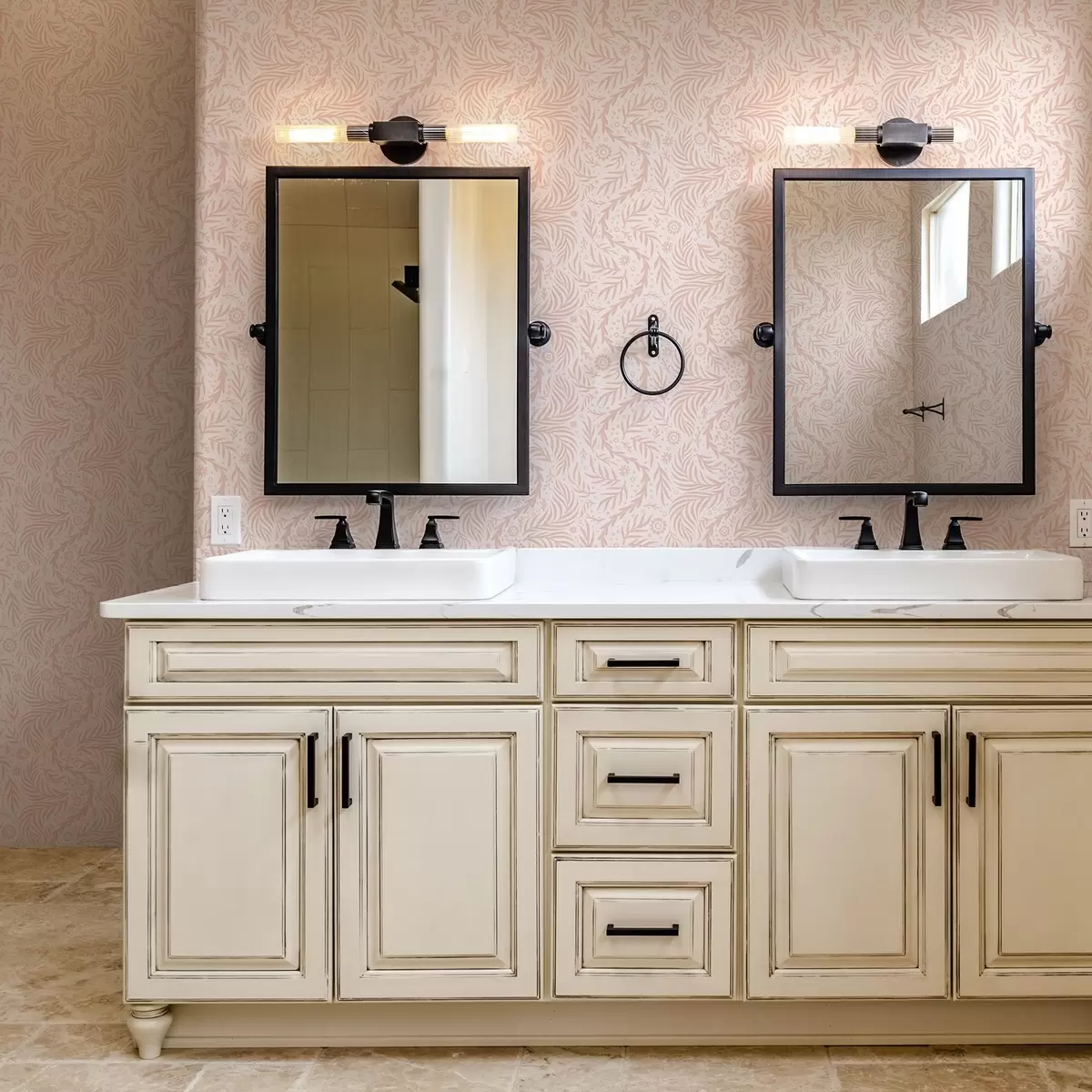 Tapety Bledě růžové květinové prvky na růžovém pozadí a00290