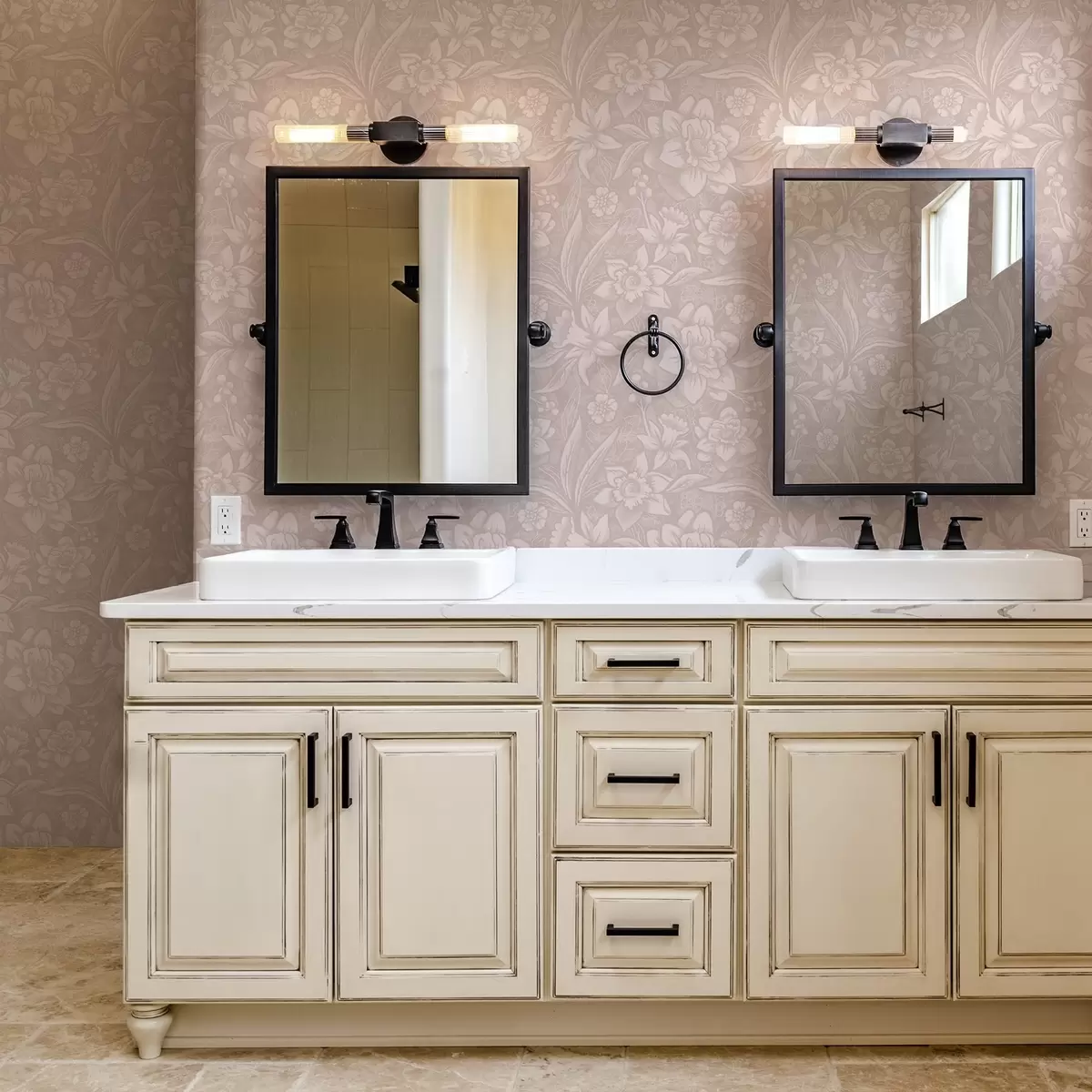 Tapety Jednobarevný květinový design s narcisy na krémovém pozadí a00294