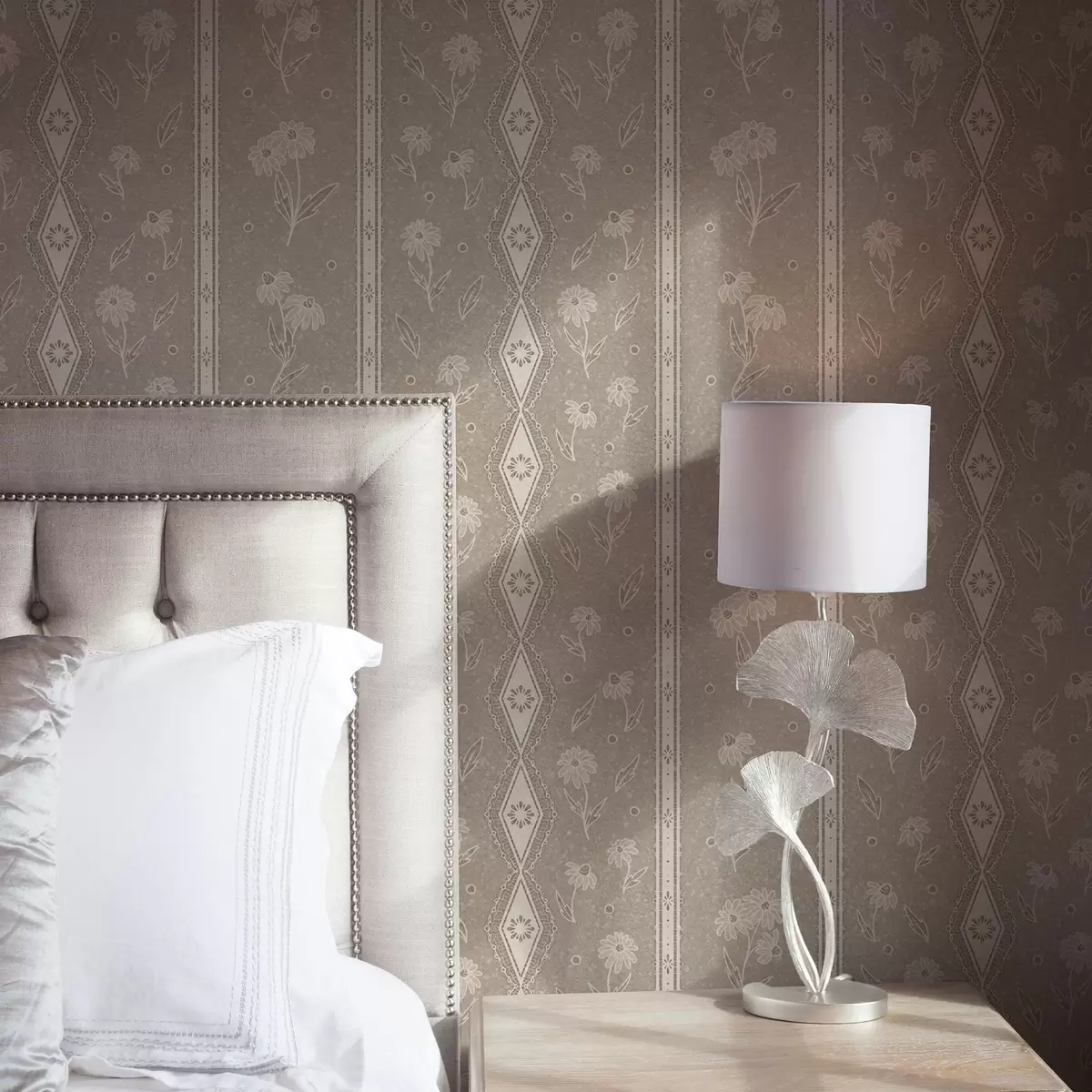 Tapety Pruhy s kopretinami a krajkou na šedobéžovém pozadí a00295