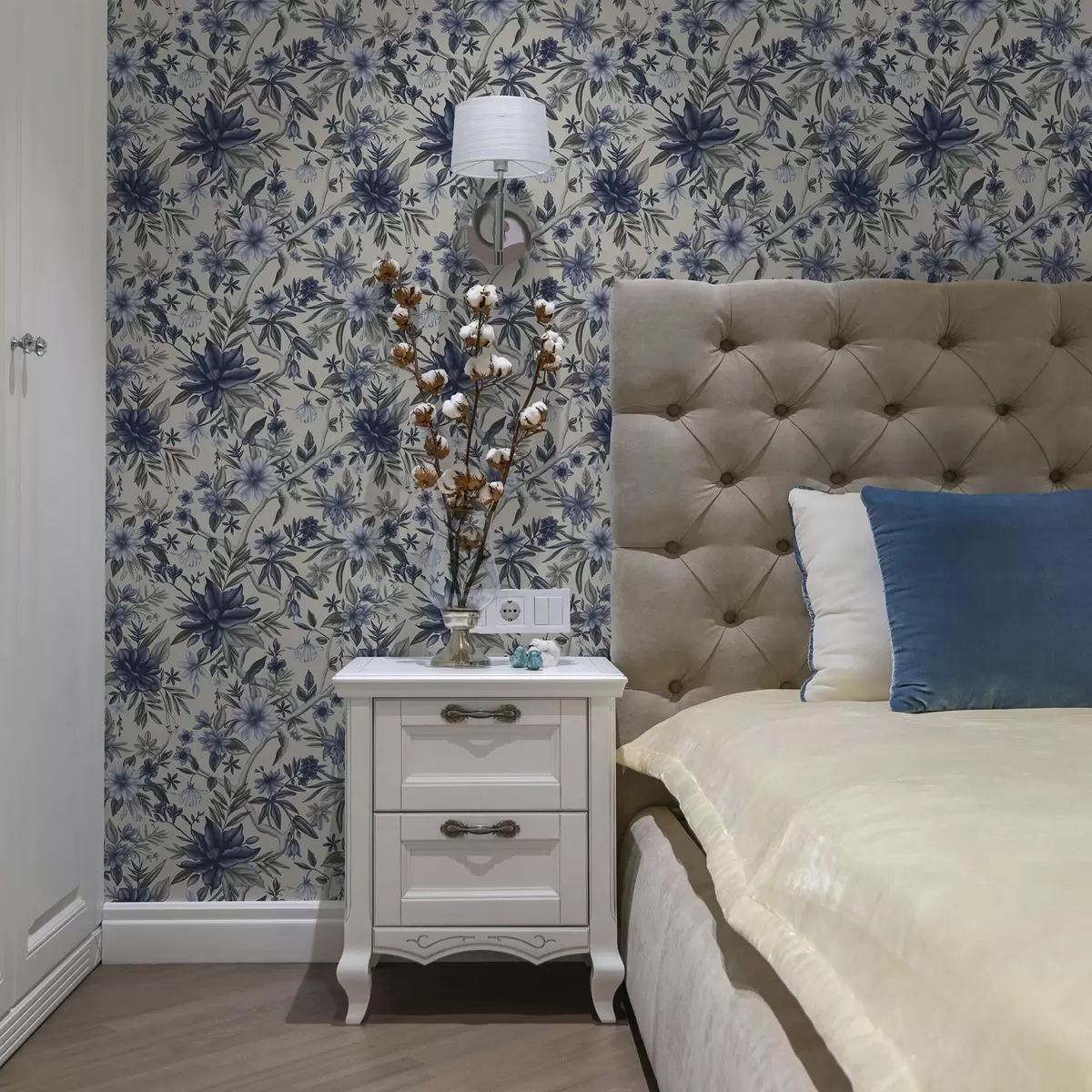 Tapety Modré a šedé květy na světlém pozadí a00304