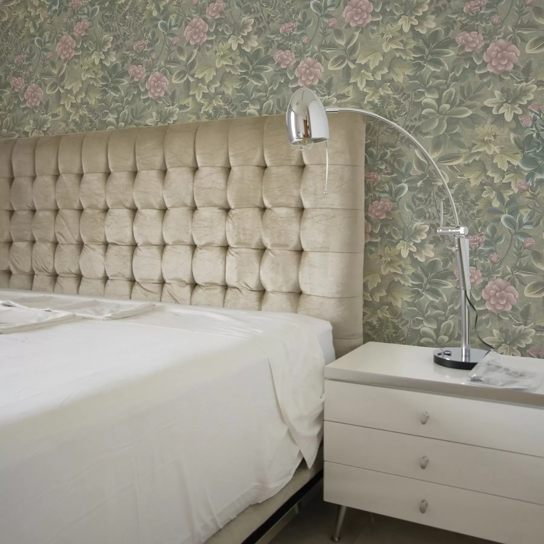 Fototapet Růžové květy a listy na pastelově zeleném pozadí a00306