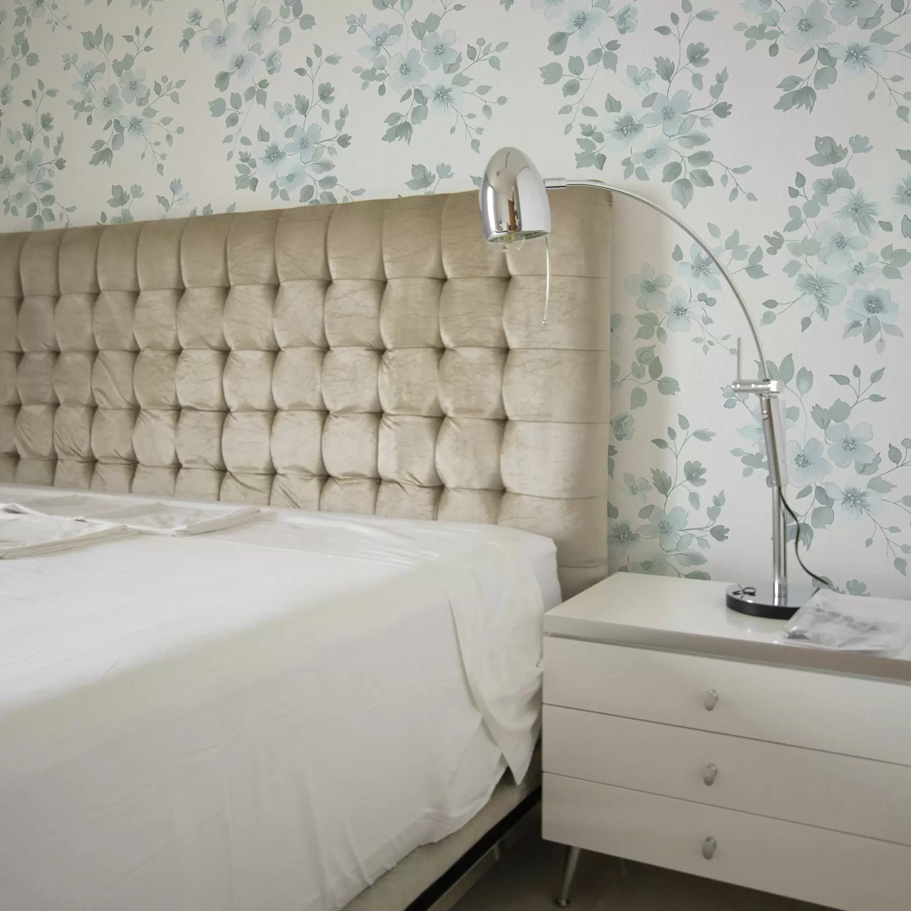 Fototapet Bleděmodré květiny na bílém pozadí, akvarelový styl a00364