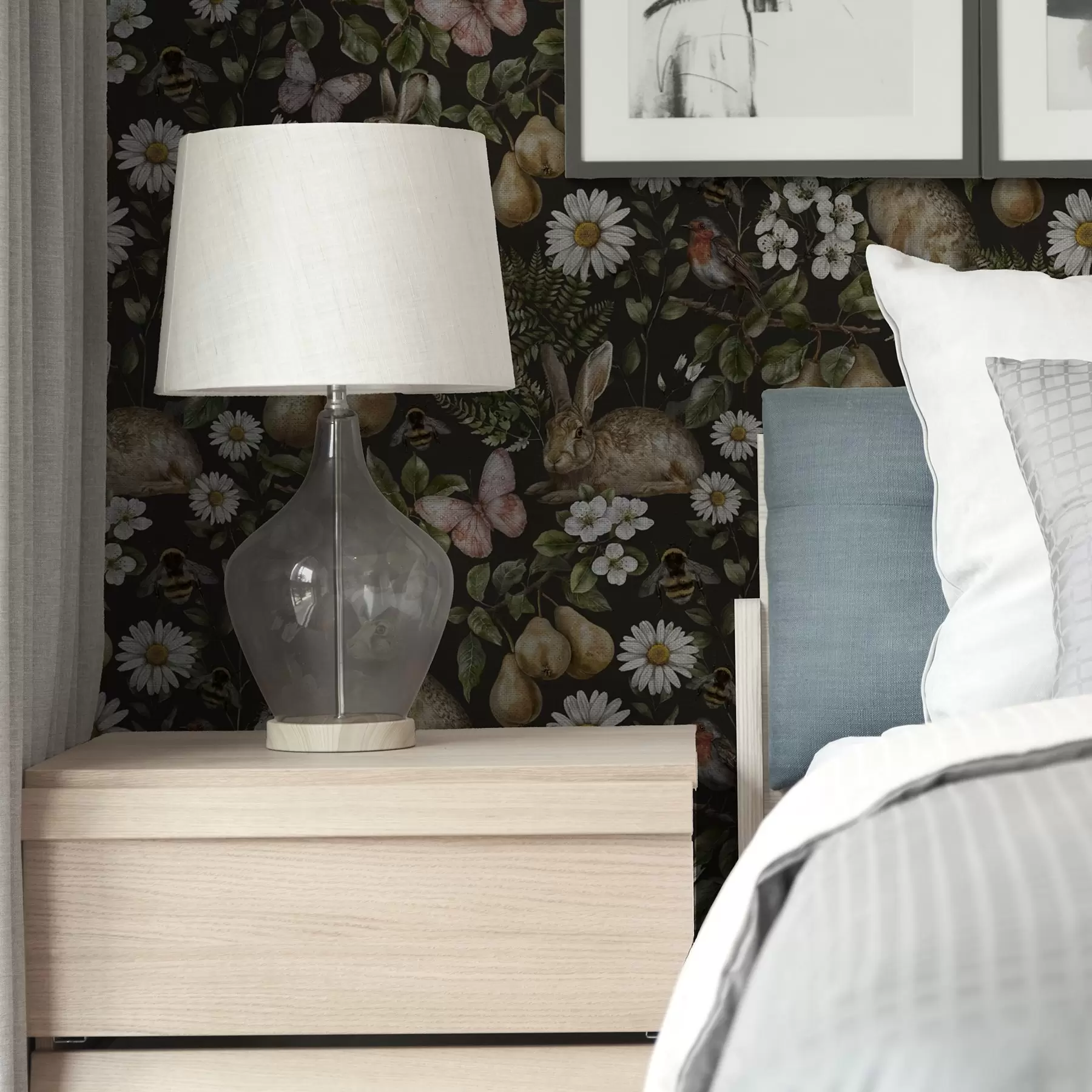 Fototapet Realističtí králíci, hrušky, květiny a hmyz na tmavém pozadí a00401