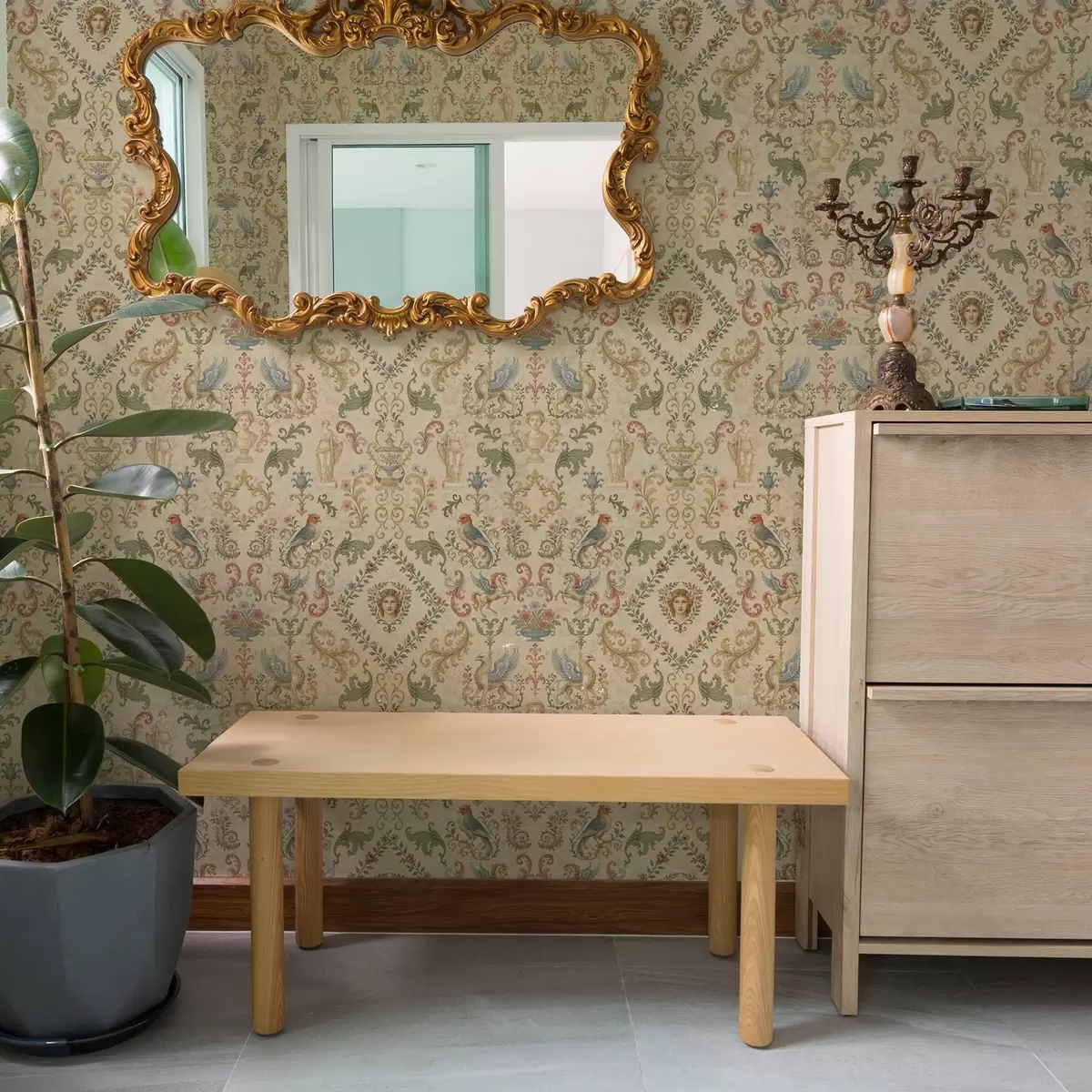 Tapety Vintage ozdoba s gryfy, květinami a figurkami a00402