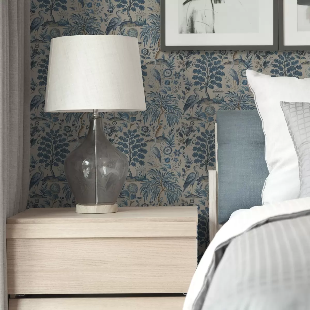 Tapety Toile de Jouy s modrými ptáky a tropickými stromy a00382