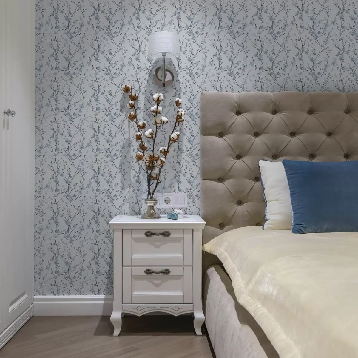 Tapety Modré třešňové květy na bílém pozadí s jemným kontrastem a00399