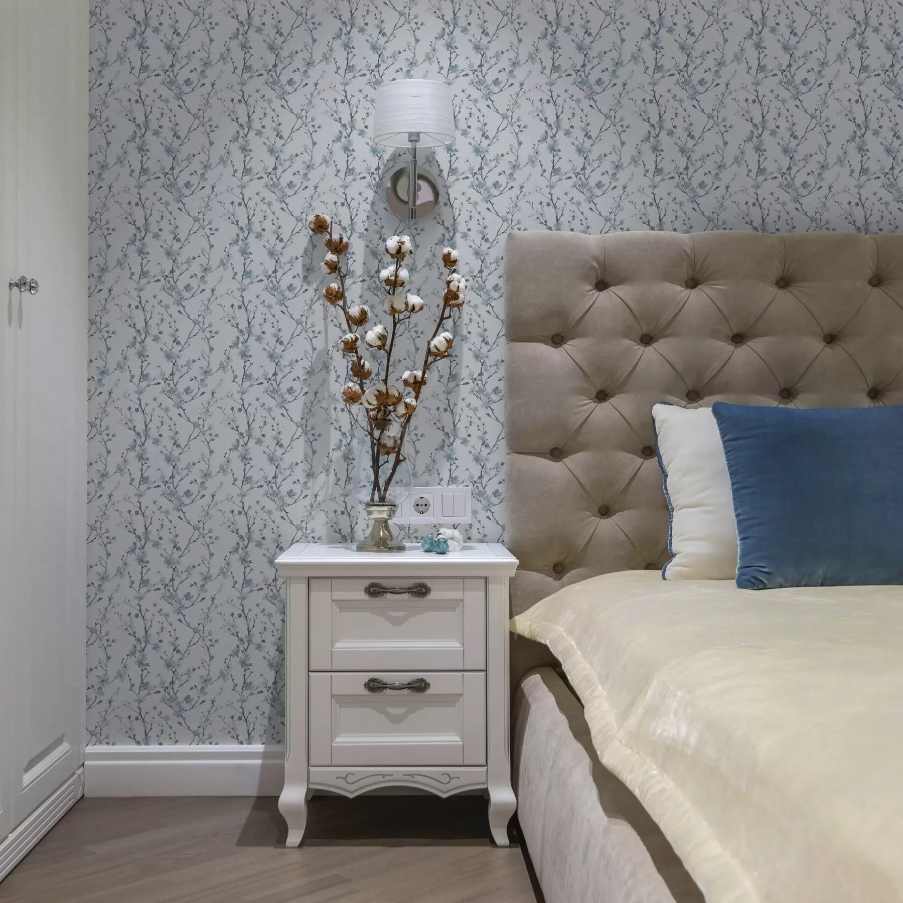 Fototapet Modré třešňové květy na bílém pozadí s jemným kontrastem a00399