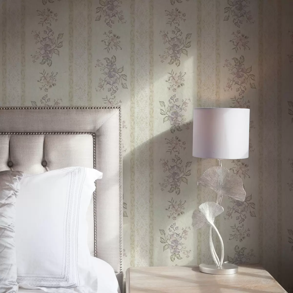 Tapety Vintage květiny na pruhovaném pozadí s ornamentem a00440