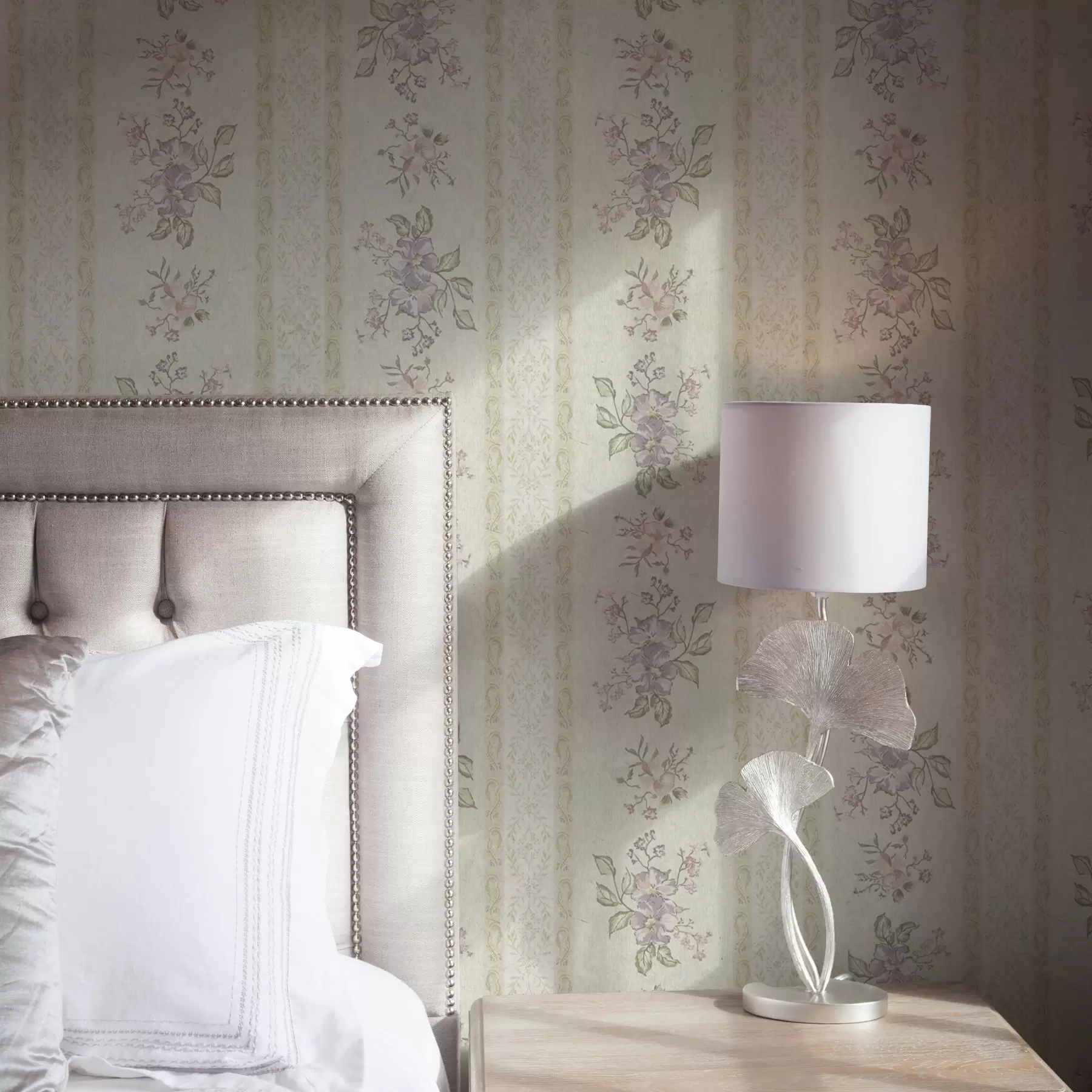 Fototapet Vintage květiny na pruhovaném pozadí s ornamentem a00440