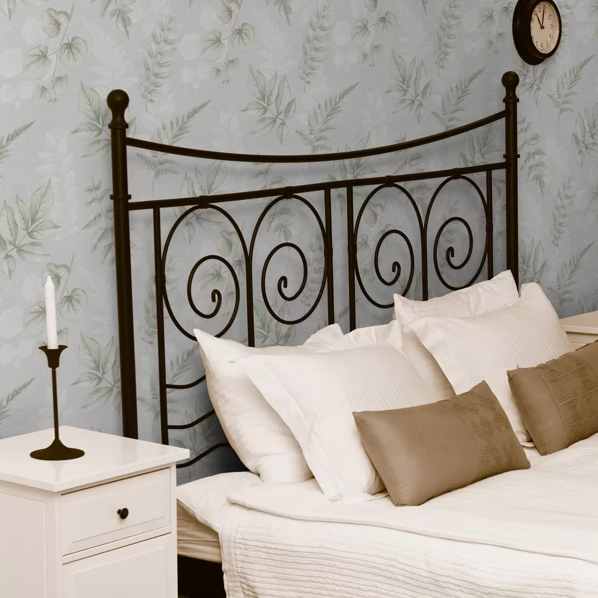 Tapety Světlé akvarelové listy s efektem stříkanců na šedém pozadí a00446